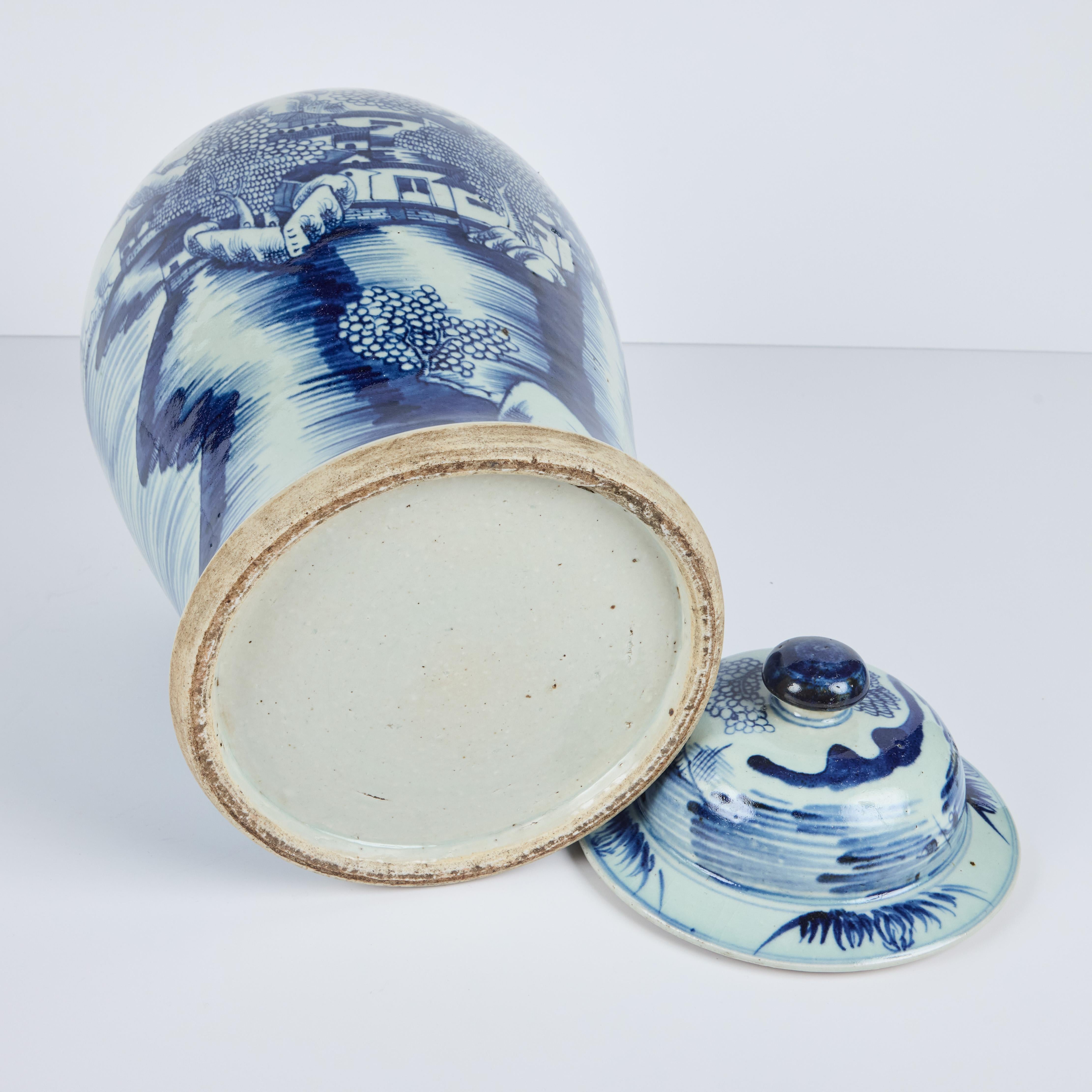 Pair of early 20th century, circa 1920 Chinese Porcelain Lidded Jars For Sale 5