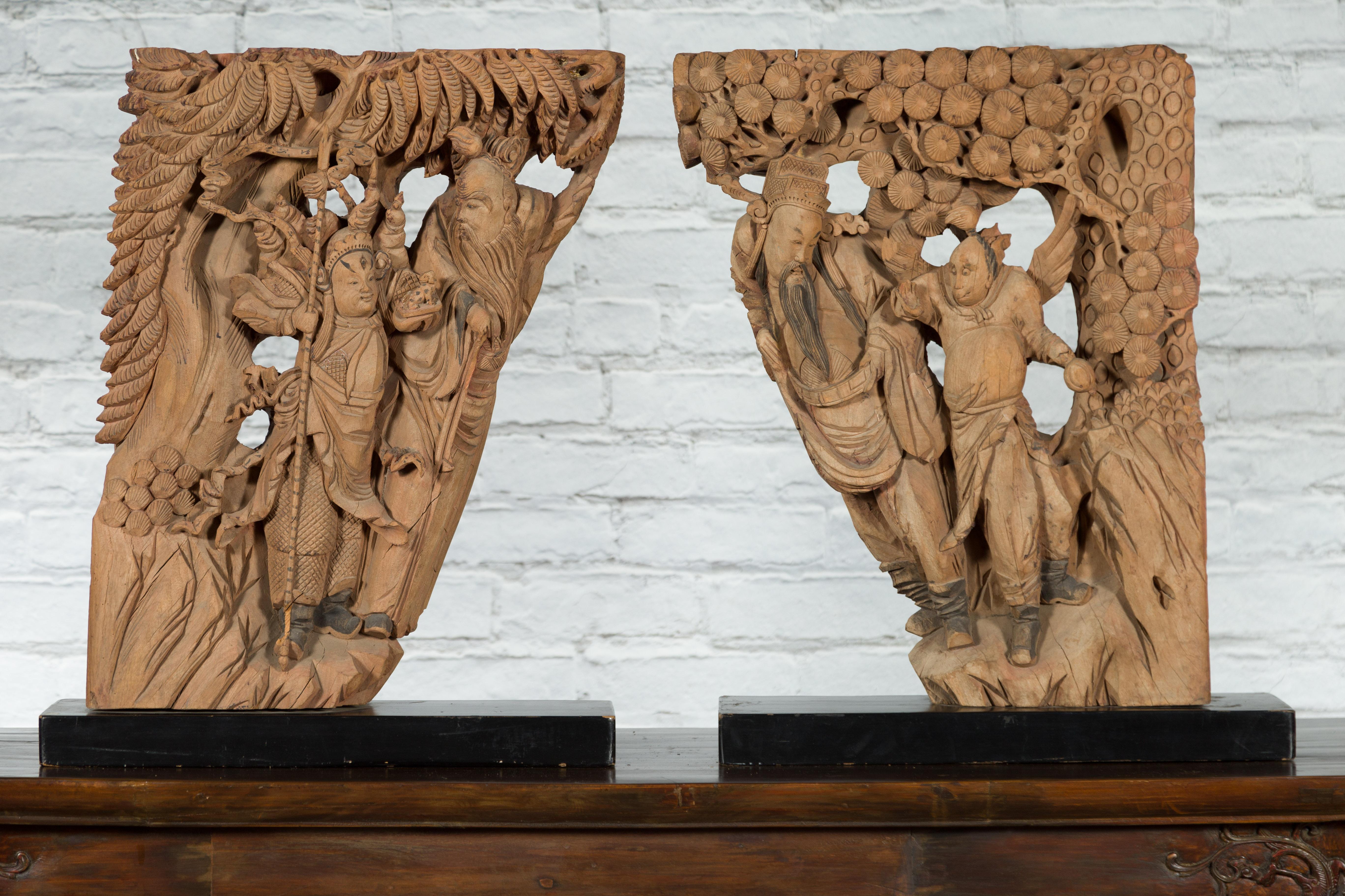 Pair of 19th Century Chinese Qing Dynasty Hand-Carved Wooden Temple Corbels In Good Condition For Sale In Yonkers, NY