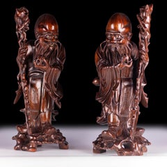 Pareja de figuras de inmortales de madera dura de la dinastía Qing china del siglo XIX