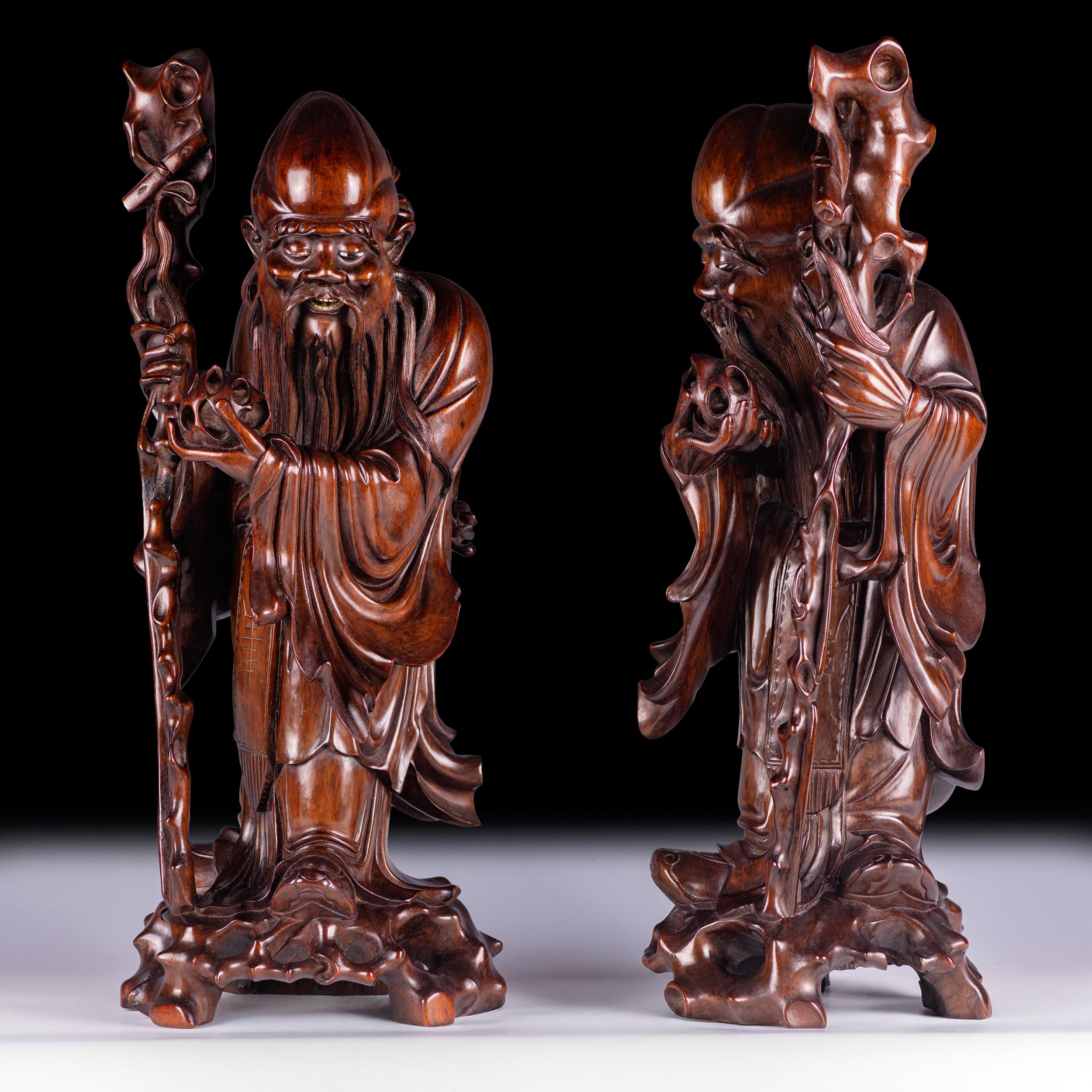 Chinois Paire de figurines d'immortels en bois dur de la dynastie chinoise Qing du 19e siècle en vente