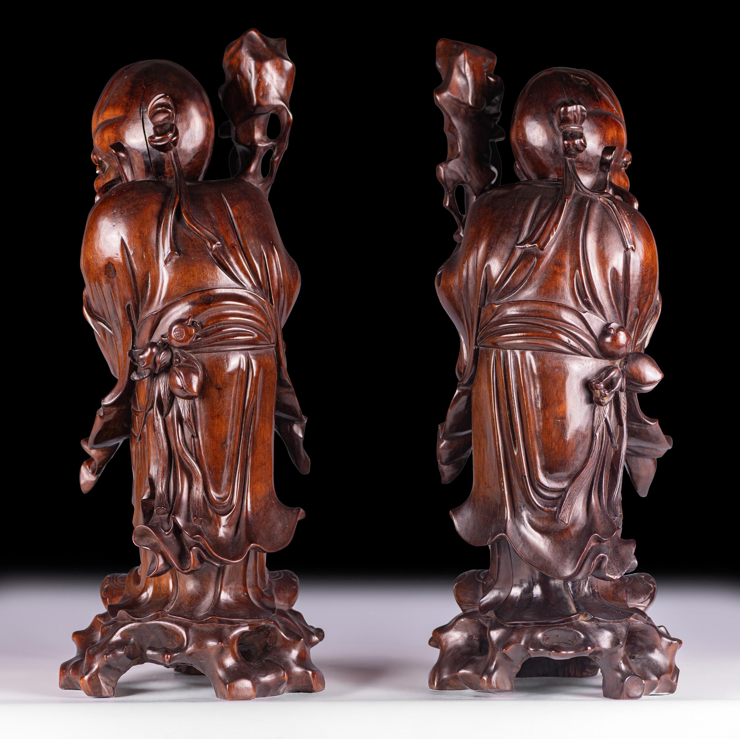 Sculpté à la main Paire de figurines d'immortels en bois dur de la dynastie chinoise Qing du 19e siècle en vente