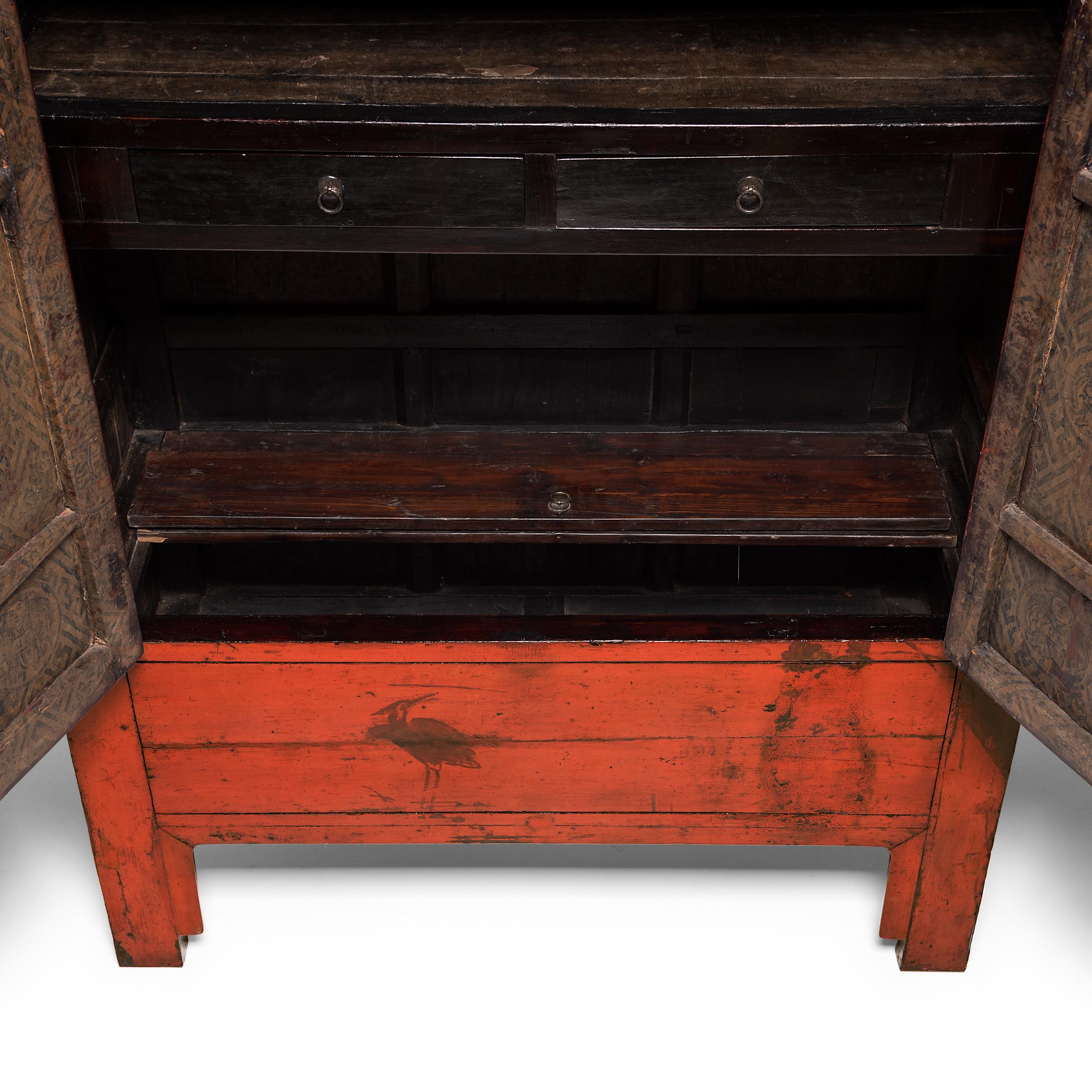 Pareja de armarios chinos de laca roja con pájaros en vuelo, c. 1850 en venta 3