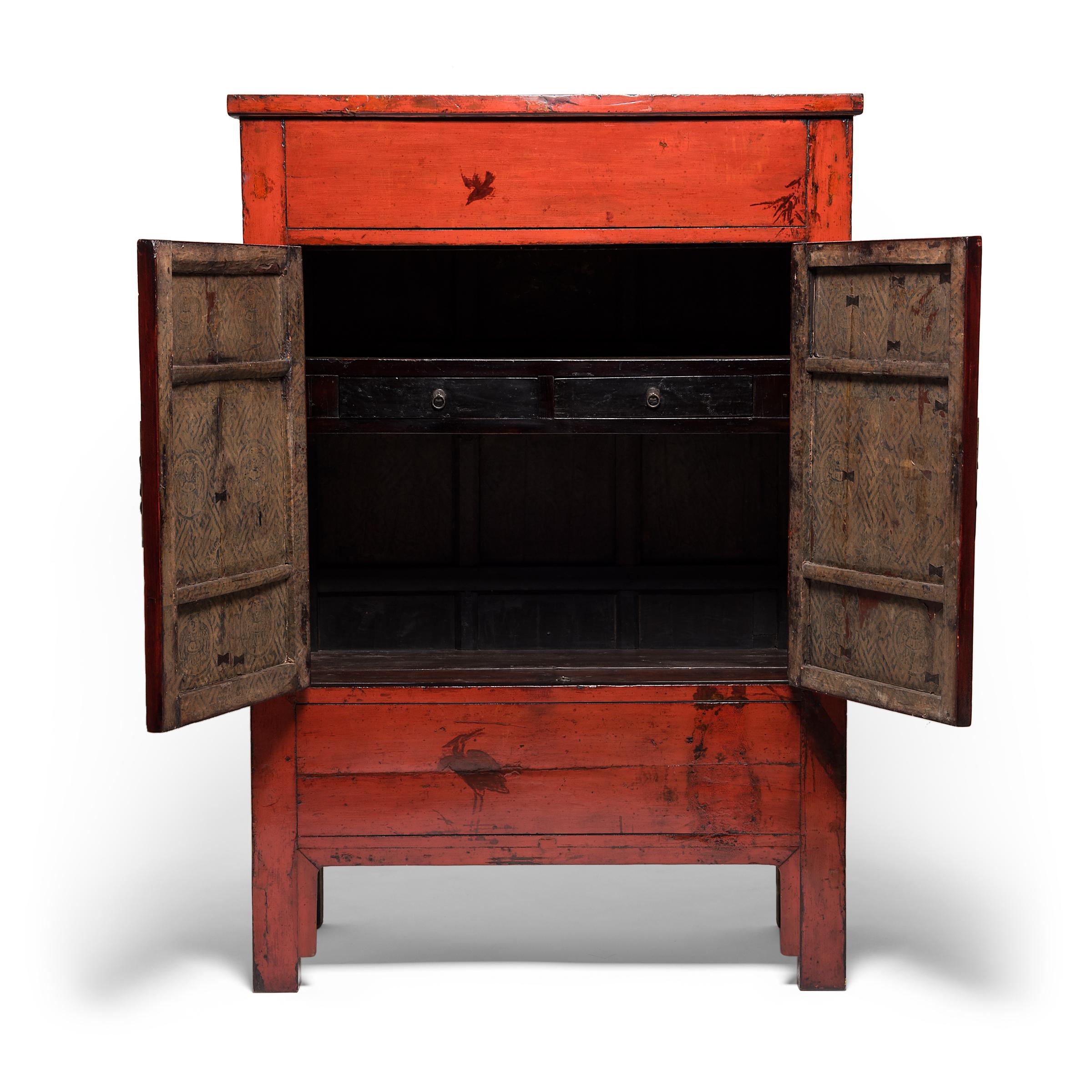 Pareja de armarios chinos de laca roja con pájaros en vuelo, c. 1850 Chino en venta