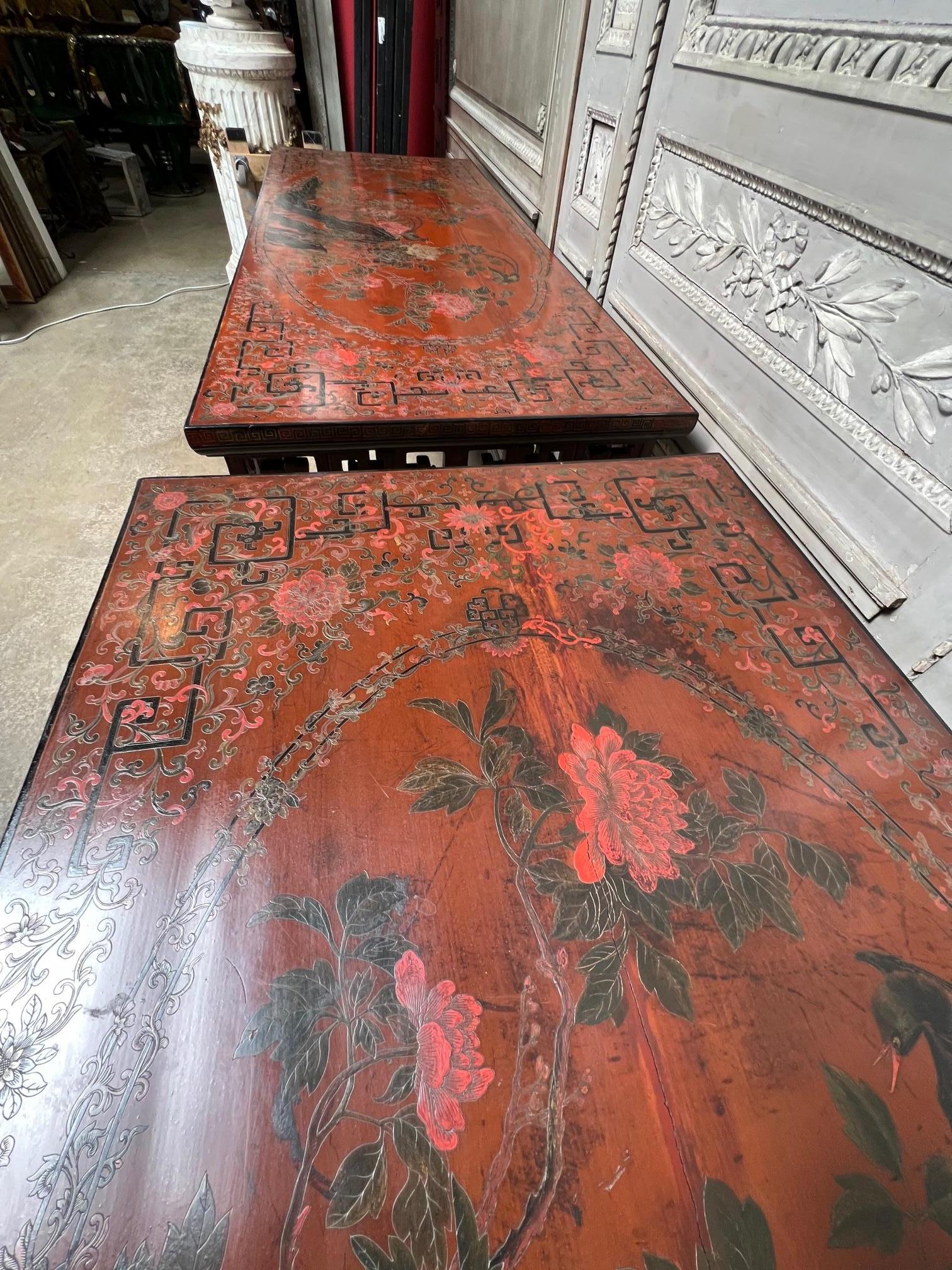 Paire de tables chinoises laquées rouges du 19e siècle en vente 4