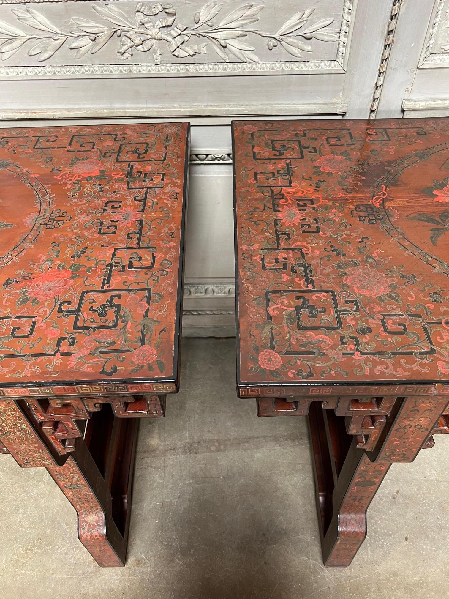 Paire de tables chinoises laquées rouges du 19e siècle en vente 8