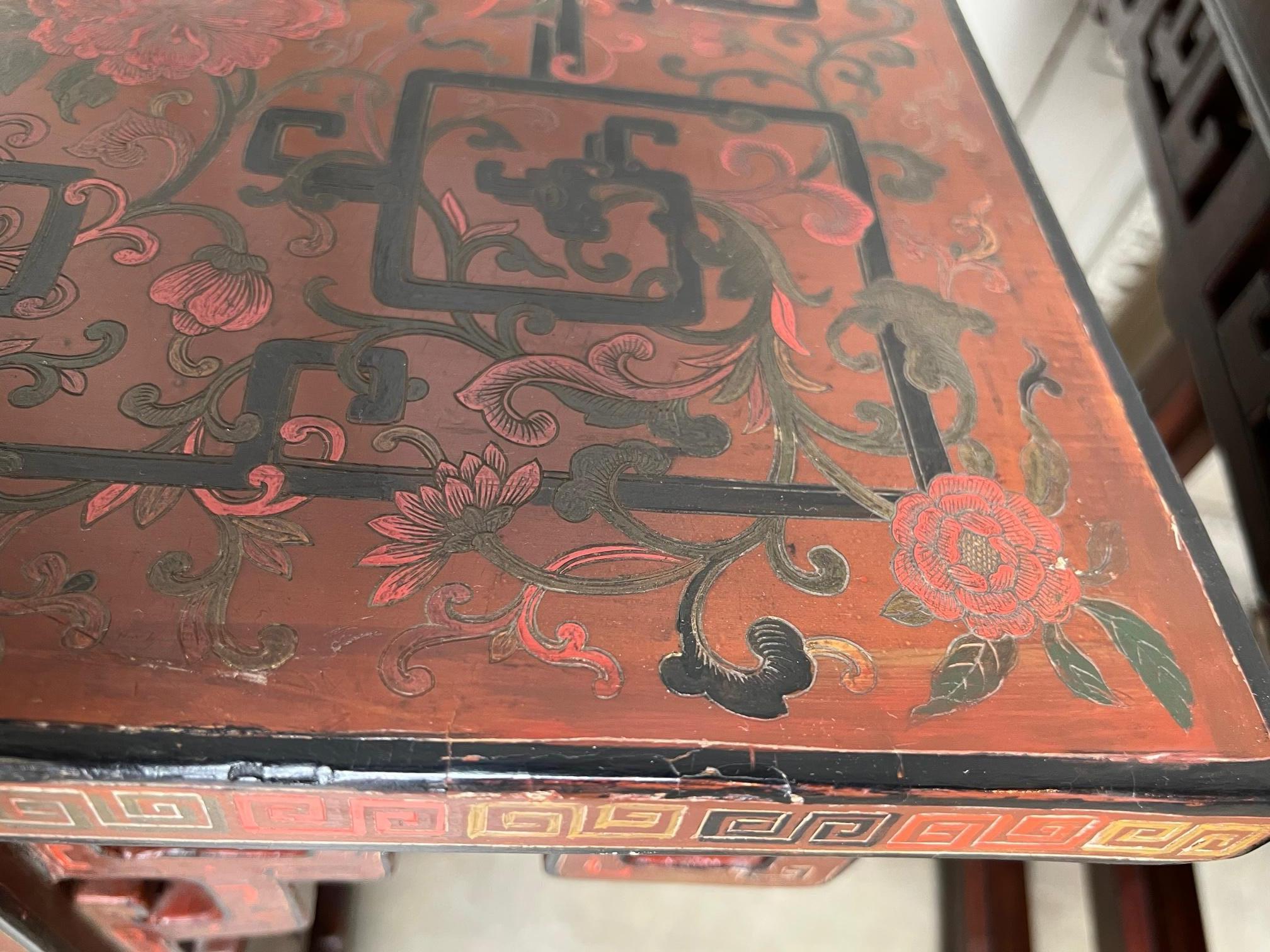 Paire de tables chinoises laquées rouges du 19e siècle en vente 10