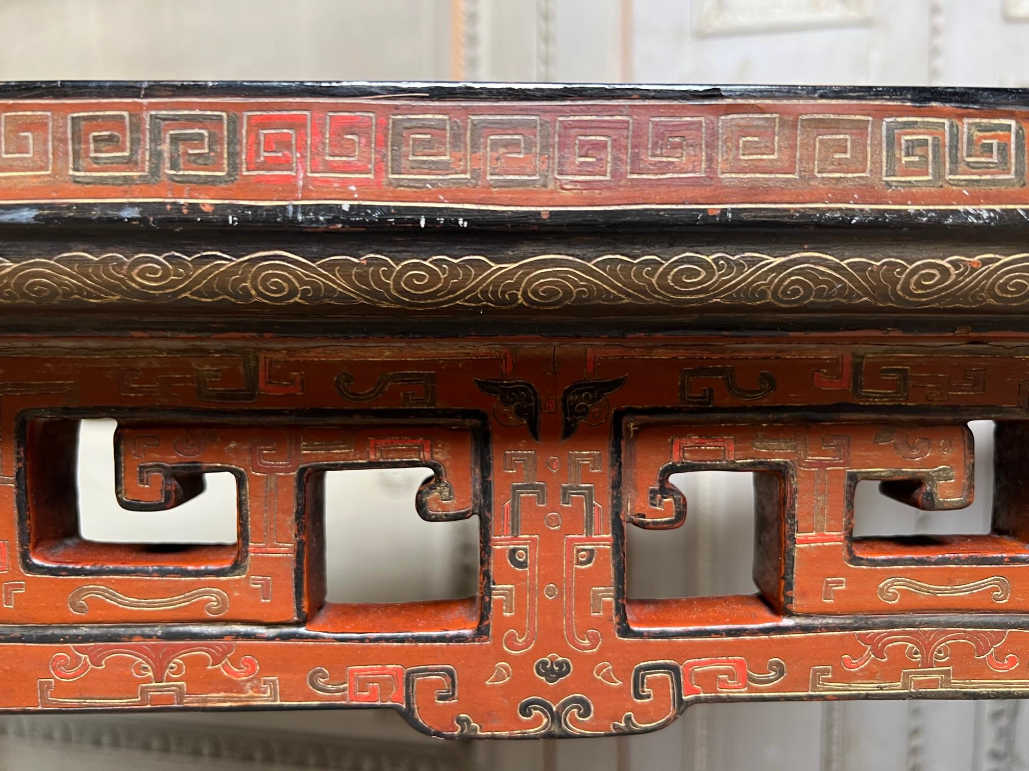 Paire de tables chinoises laquées rouges du 19e siècle en vente 11