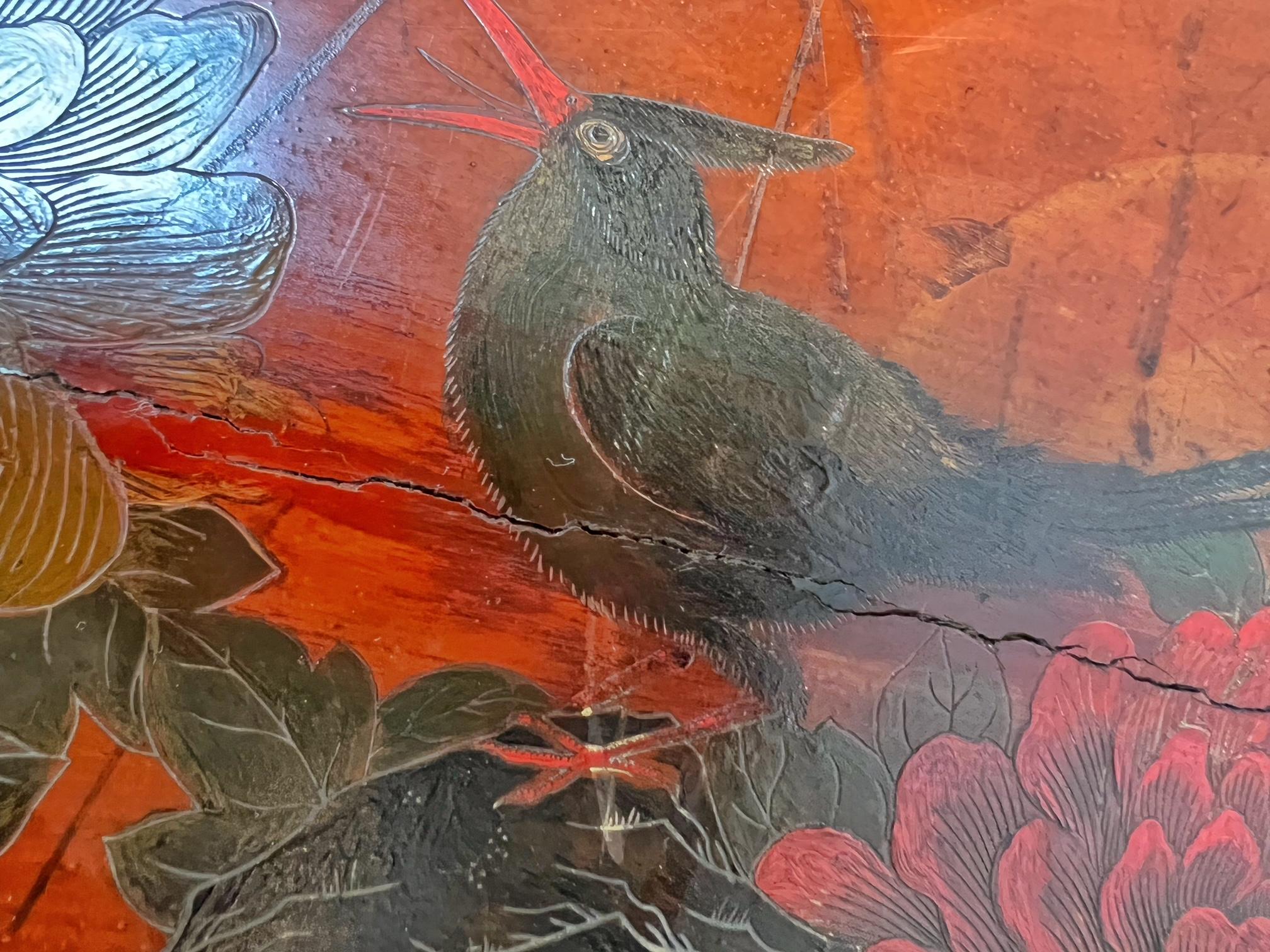 Une grande et rare paire de tables chinoises du XIXe siècle en laque rouge avec des décorations gravées de fleurs, d'oiseaux et de motifs géométriques sur l'ensemble de la table. Ces tables très décoratives et impressionnantes sont finies des deux