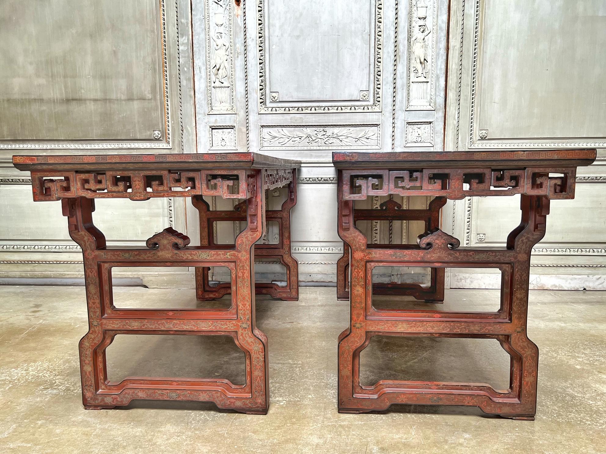 Qing Paire de tables chinoises laquées rouges du 19e siècle en vente