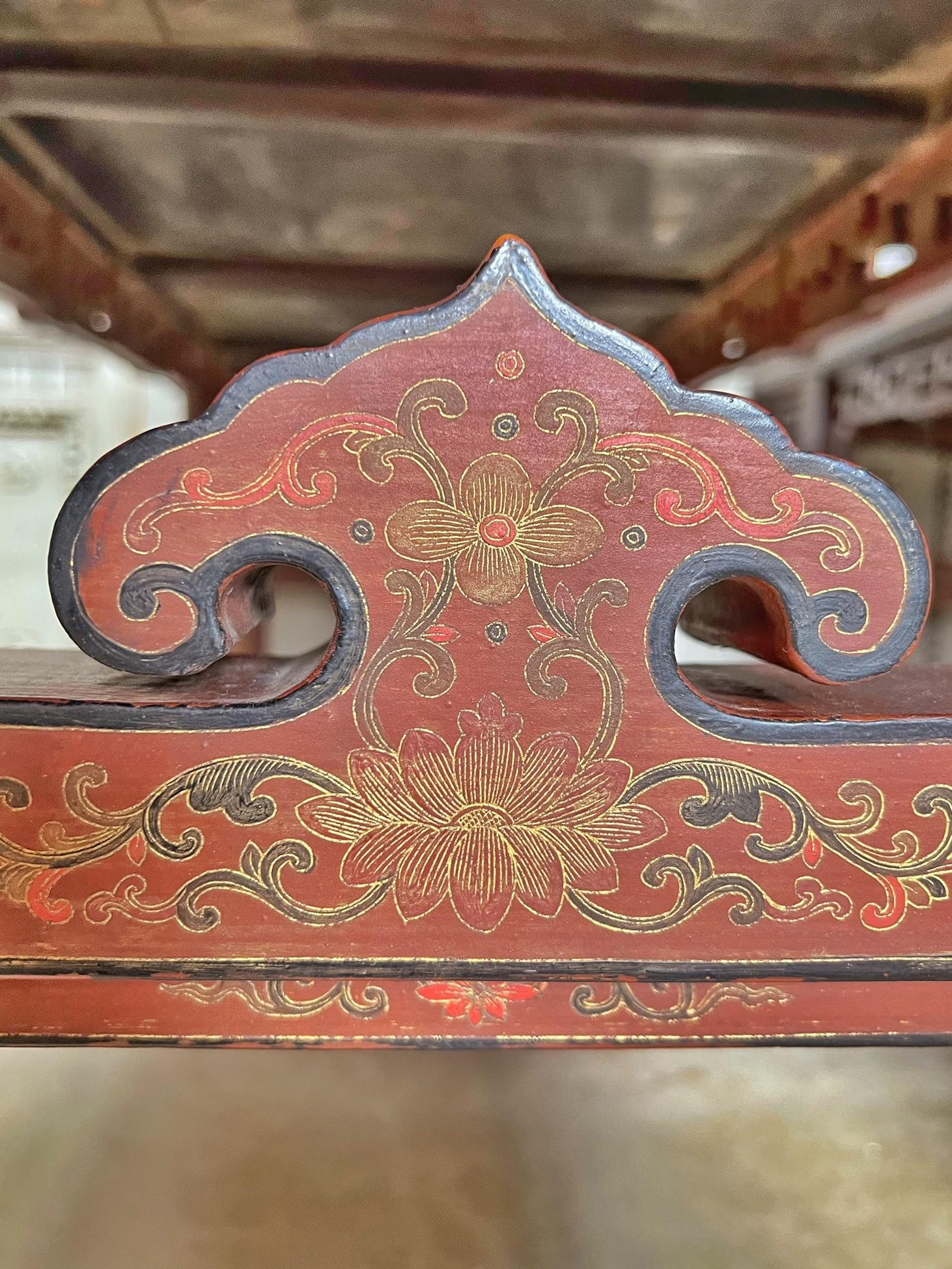 Sculpté Paire de tables chinoises laquées rouges du 19e siècle en vente