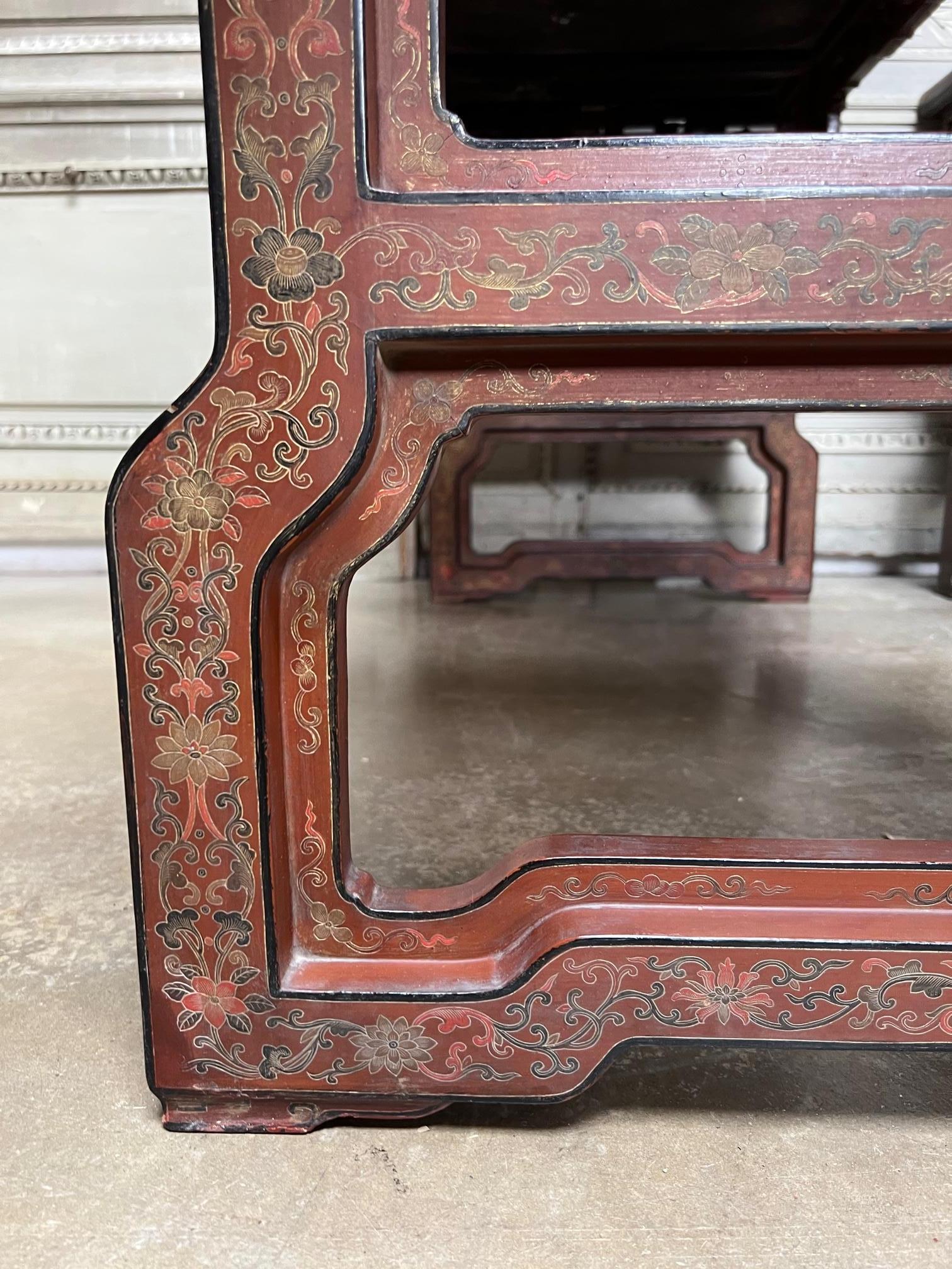 Bois Paire de tables chinoises laquées rouges du 19e siècle en vente