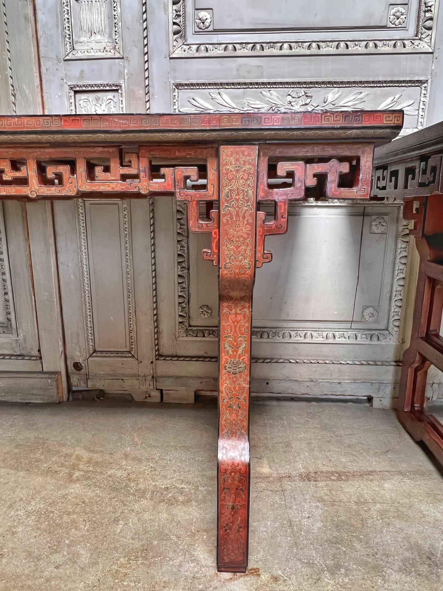 Paire de tables chinoises laquées rouges du 19e siècle en vente 1
