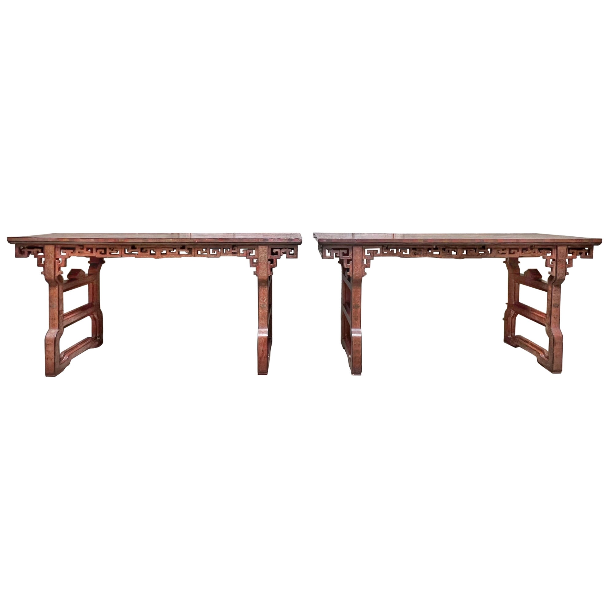 Paire de tables chinoises laquées rouges du 19e siècle