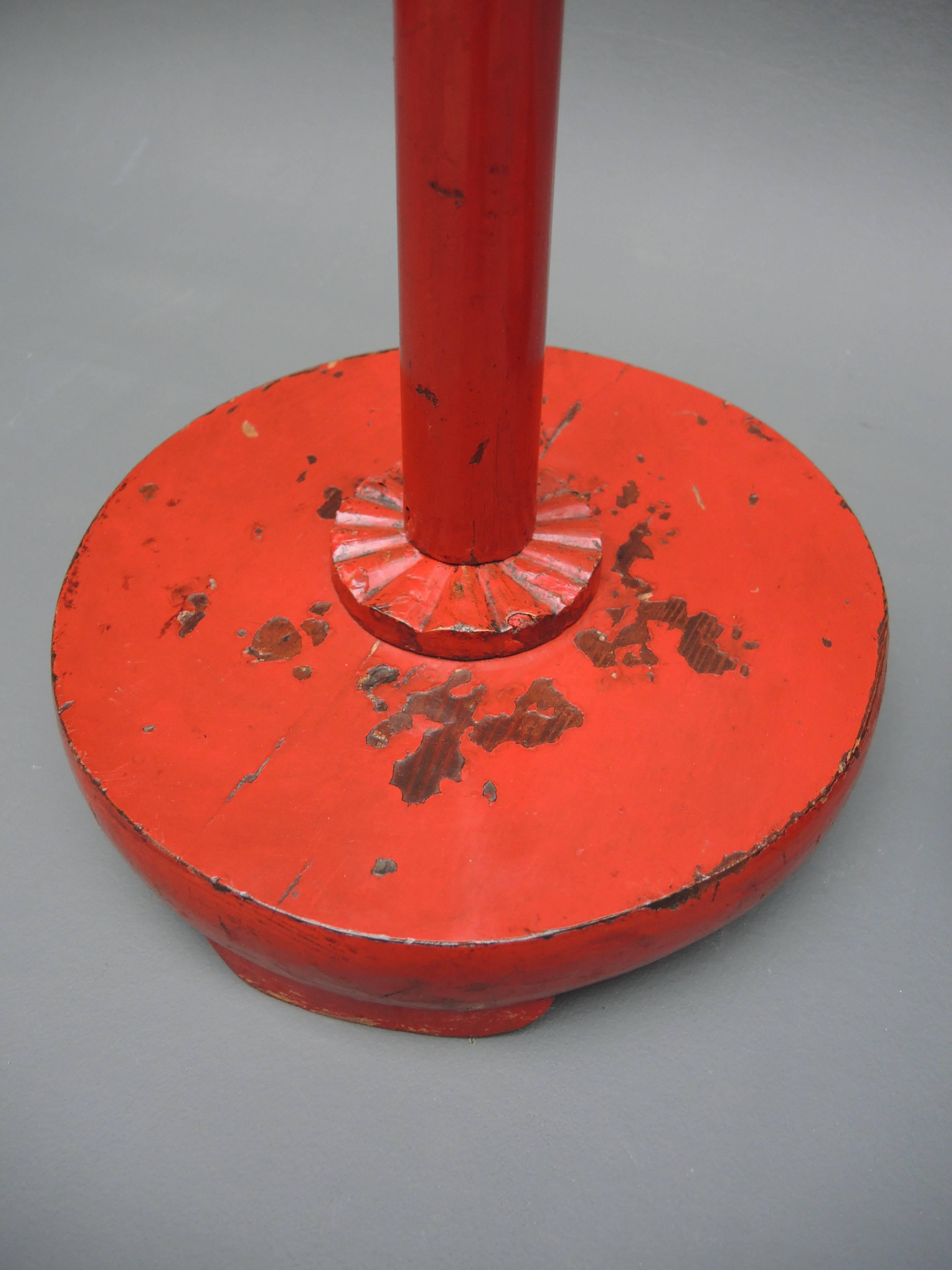 Pair of 19th Century Chinese Red Lacquered Wood Candlesticks In Good Condition For Sale In Antwerp, BE