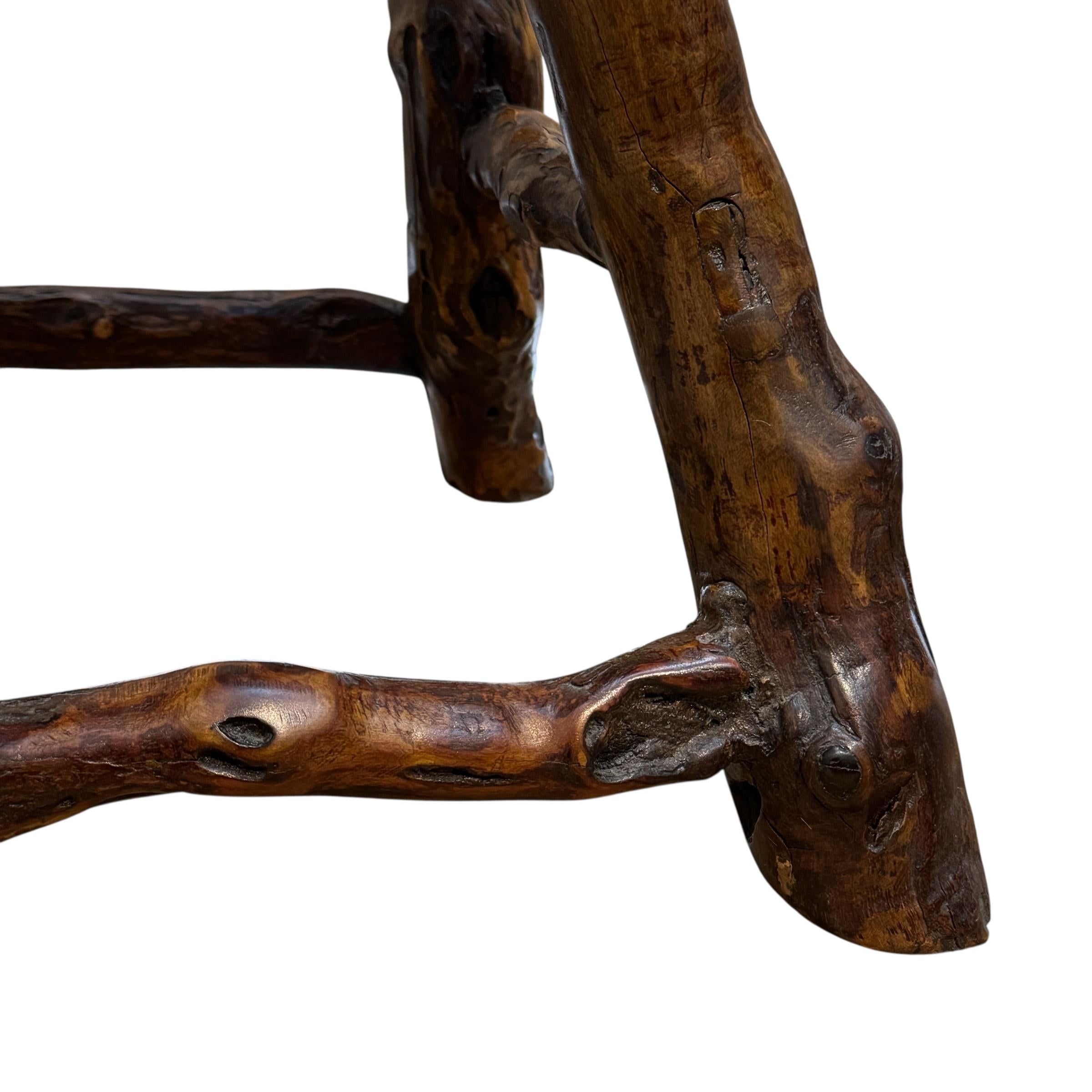 Pareja de taburetes chinos de madera de raíz del siglo XIX en venta 6