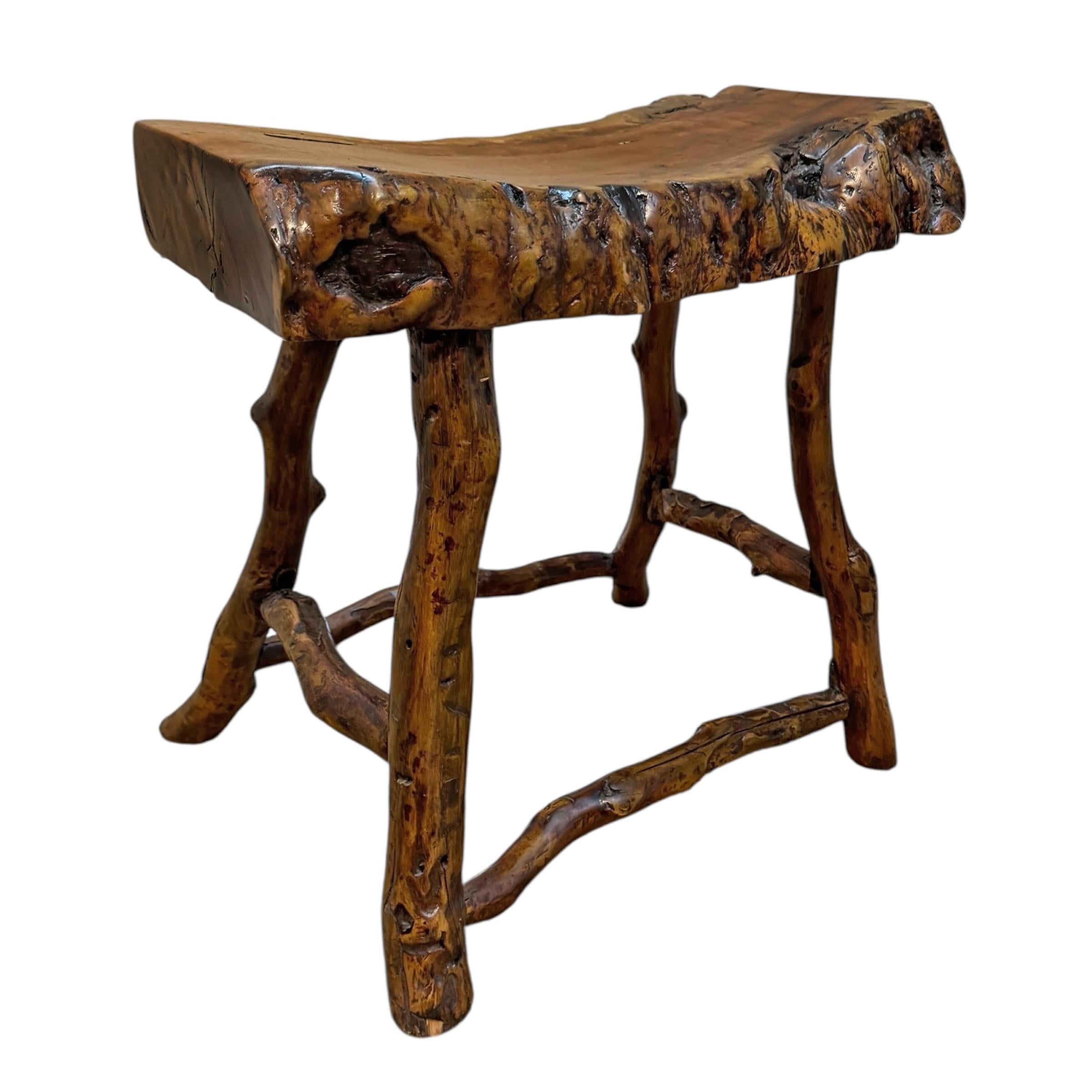 Pareja de taburetes chinos de madera de raíz del siglo XIX Primitivo en venta