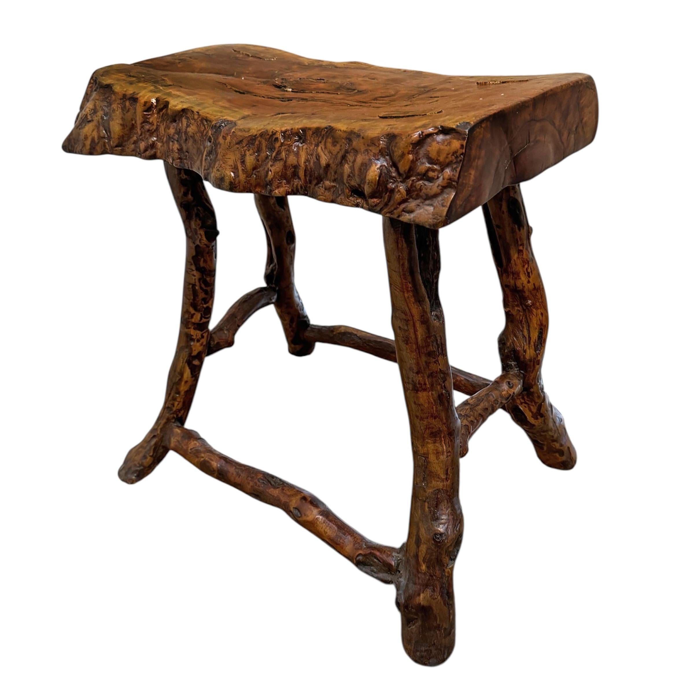 Pareja de taburetes chinos de madera de raíz del siglo XIX Madera de burl en venta