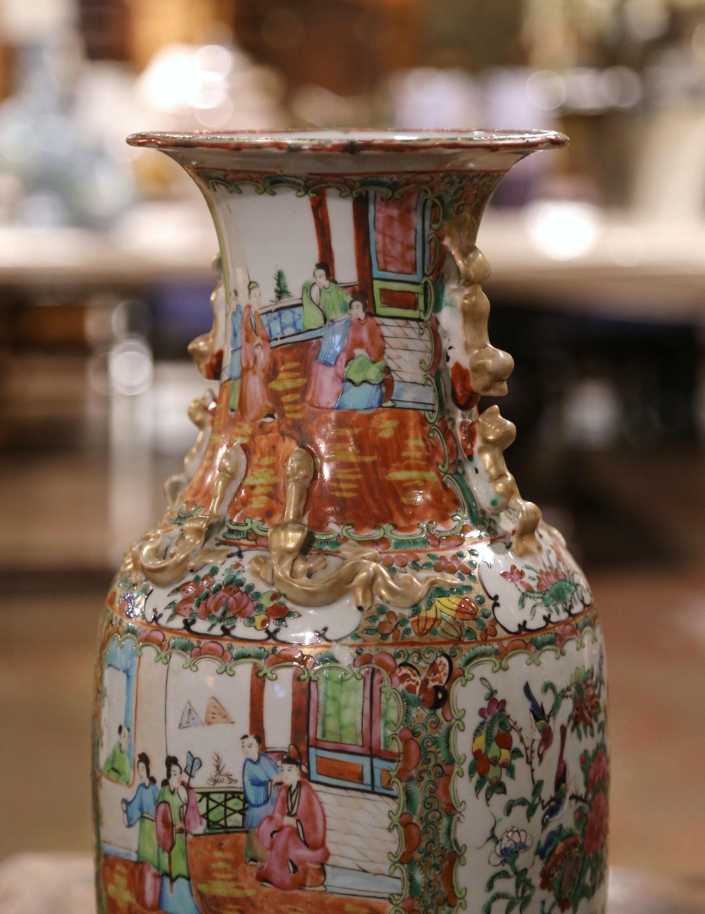 Paire de vases chinois du 19ème siècle en porcelaine polychrome et dorée avec médaillon en forme de rose 4