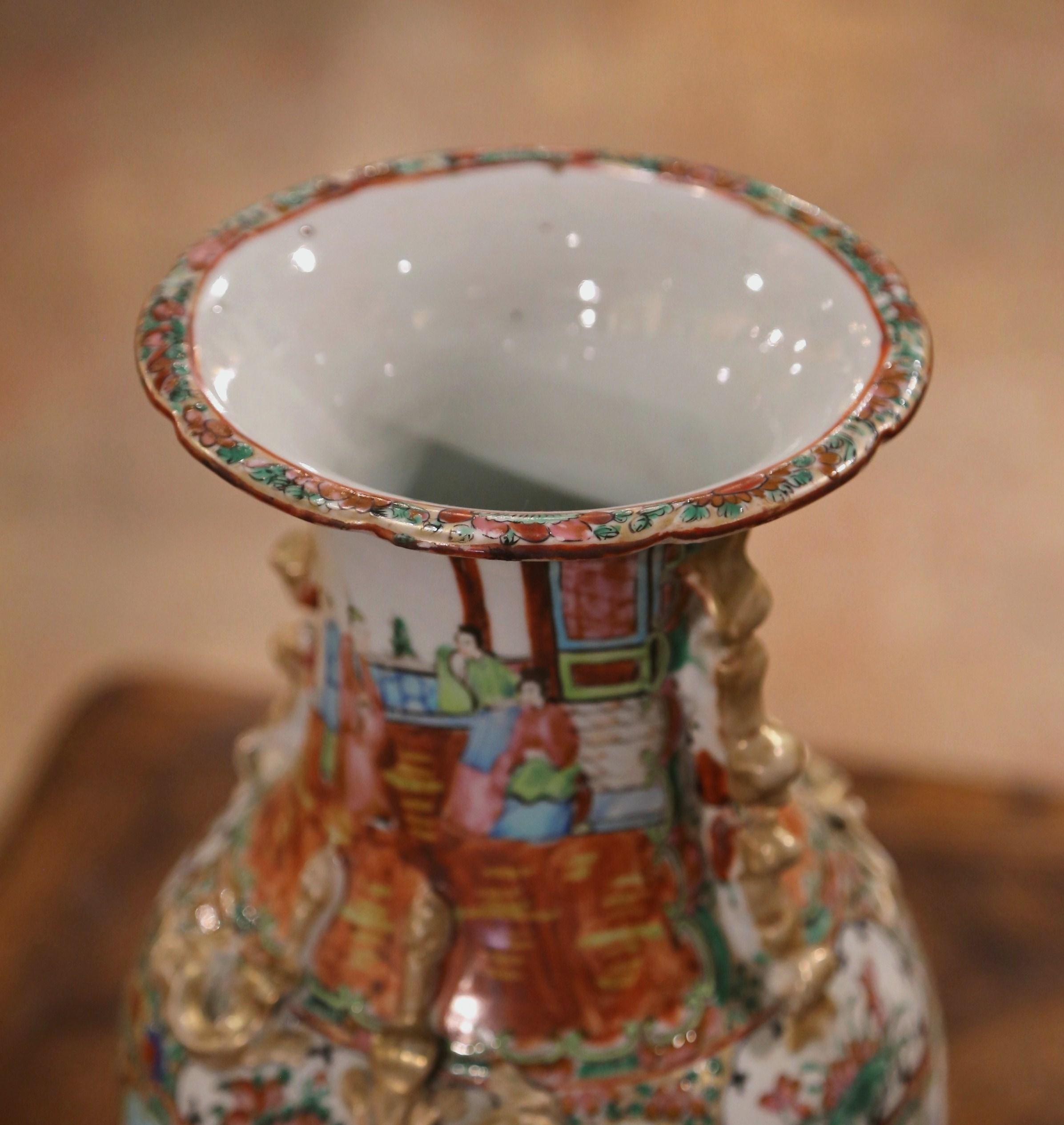 Paire de vases chinois du 19ème siècle en porcelaine polychrome et dorée avec médaillon en forme de rose 5