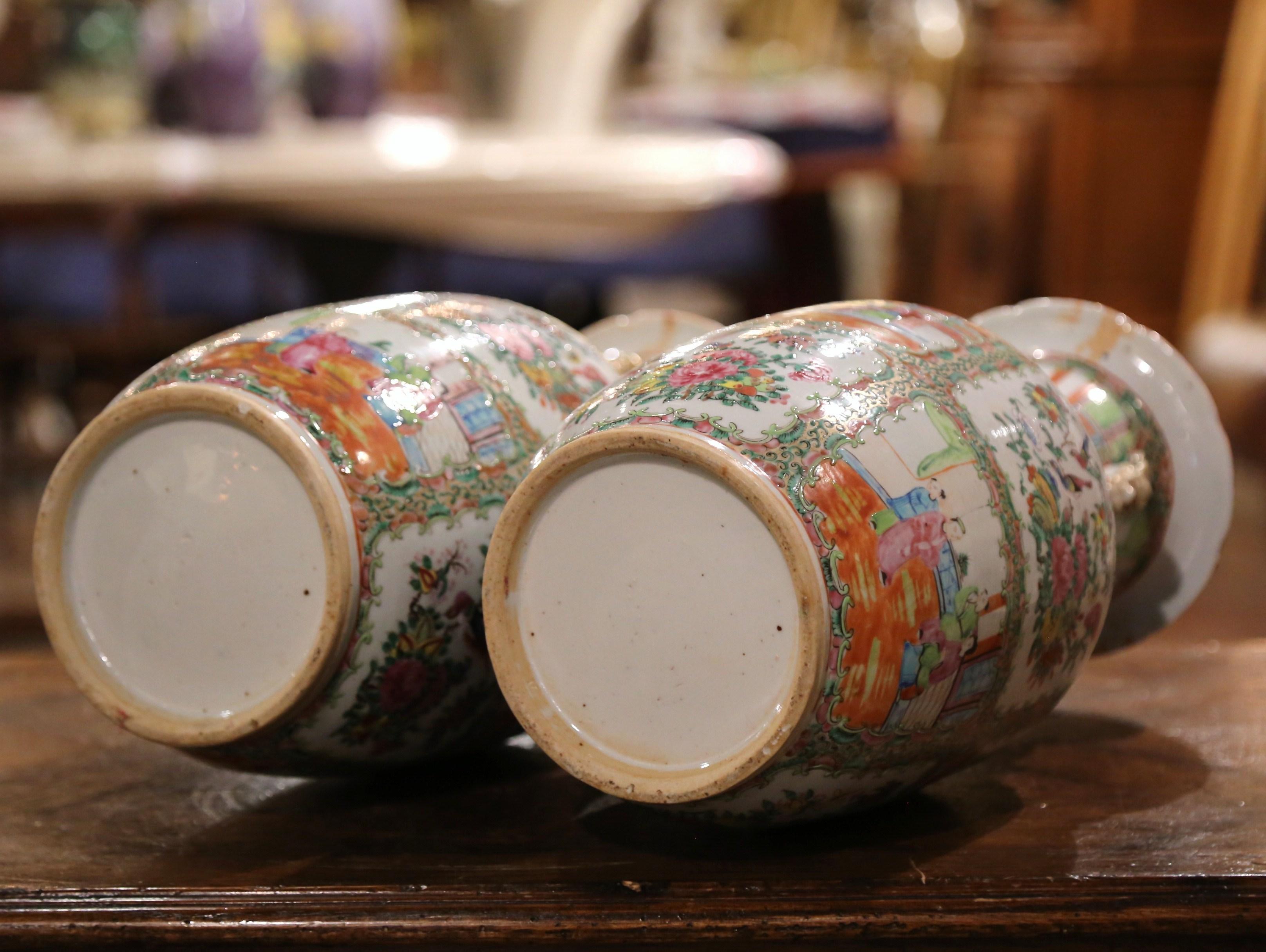 Paire de vases chinois du 19ème siècle en porcelaine polychrome et dorée avec médaillon en forme de rose 6