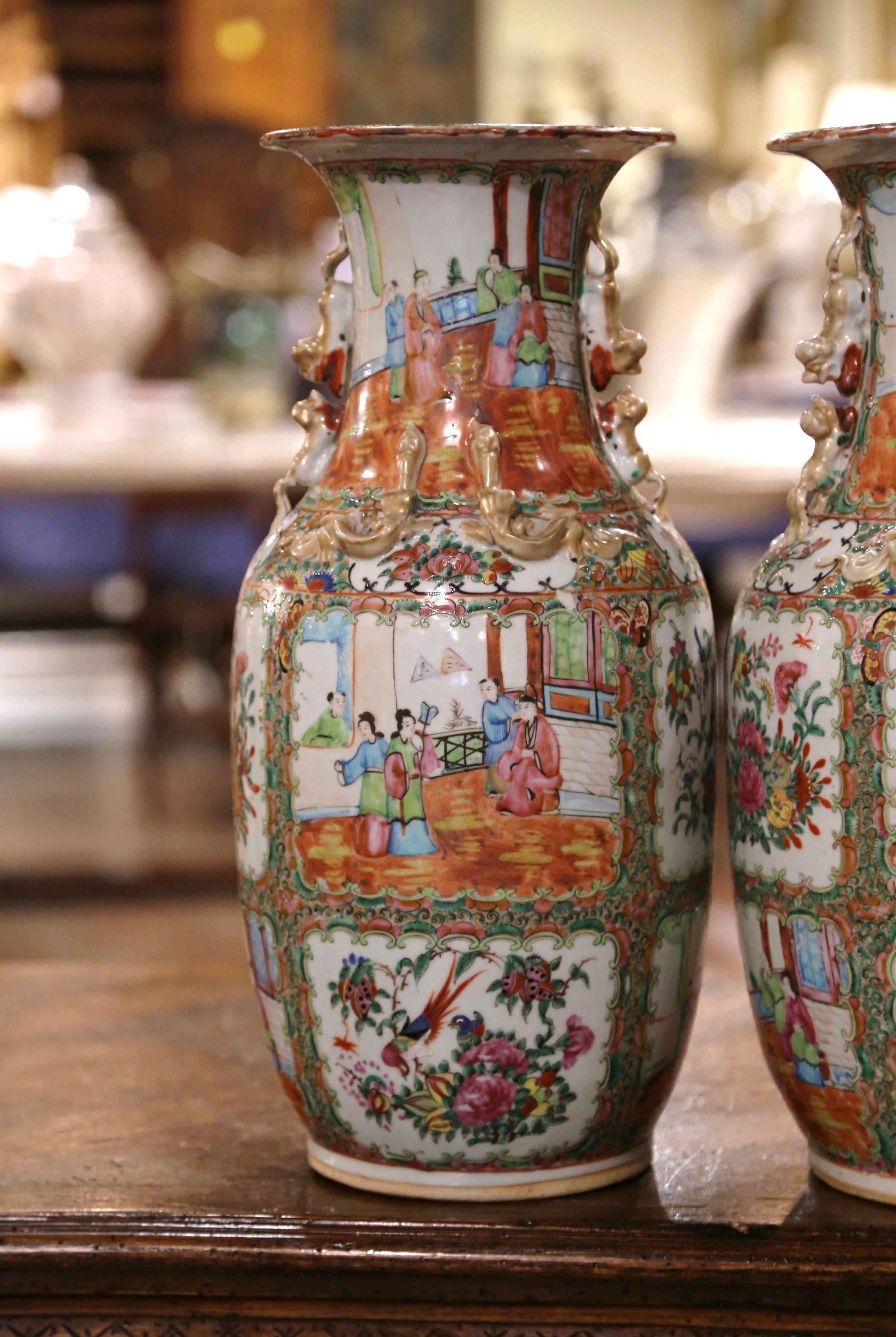 Chinois Paire de vases chinois du 19ème siècle en porcelaine polychrome et dorée avec médaillon en forme de rose