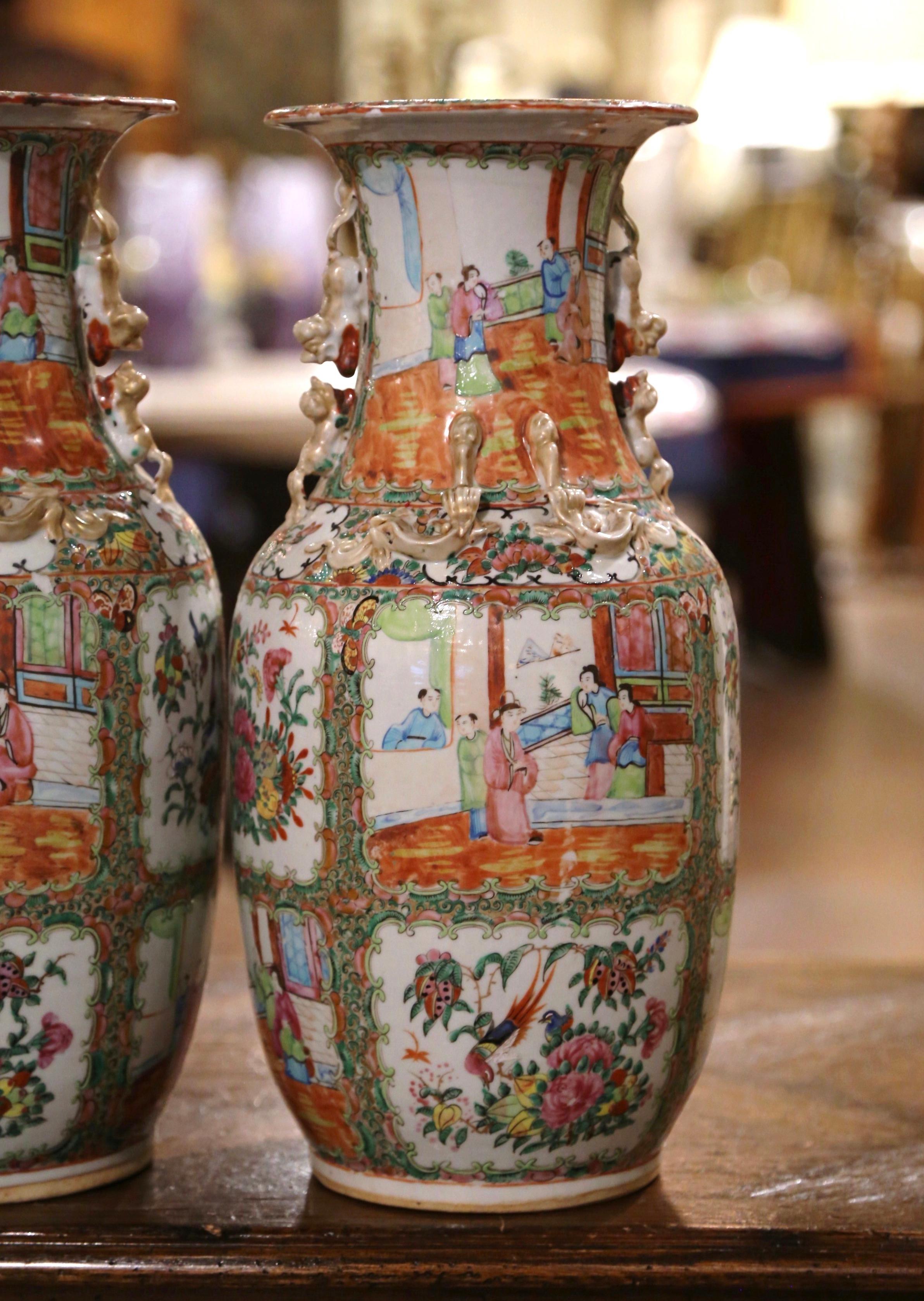 Doré Paire de vases chinois du 19ème siècle en porcelaine polychrome et dorée avec médaillon en forme de rose