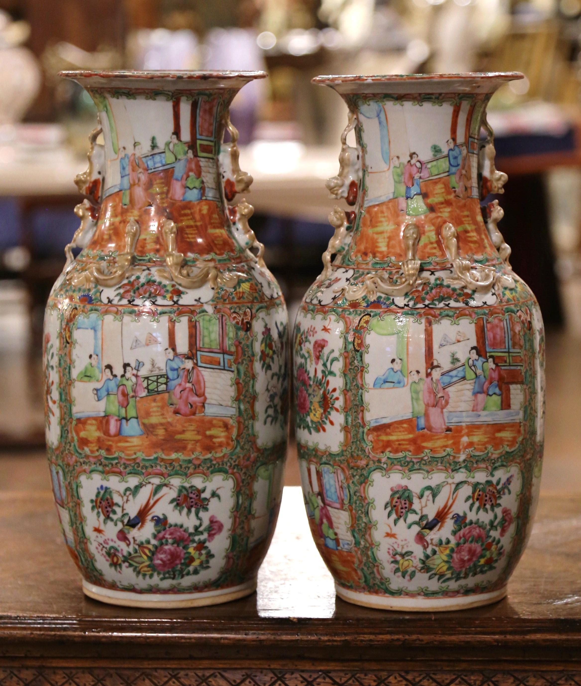 XIXe siècle Paire de vases chinois du 19ème siècle en porcelaine polychrome et dorée avec médaillon en forme de rose