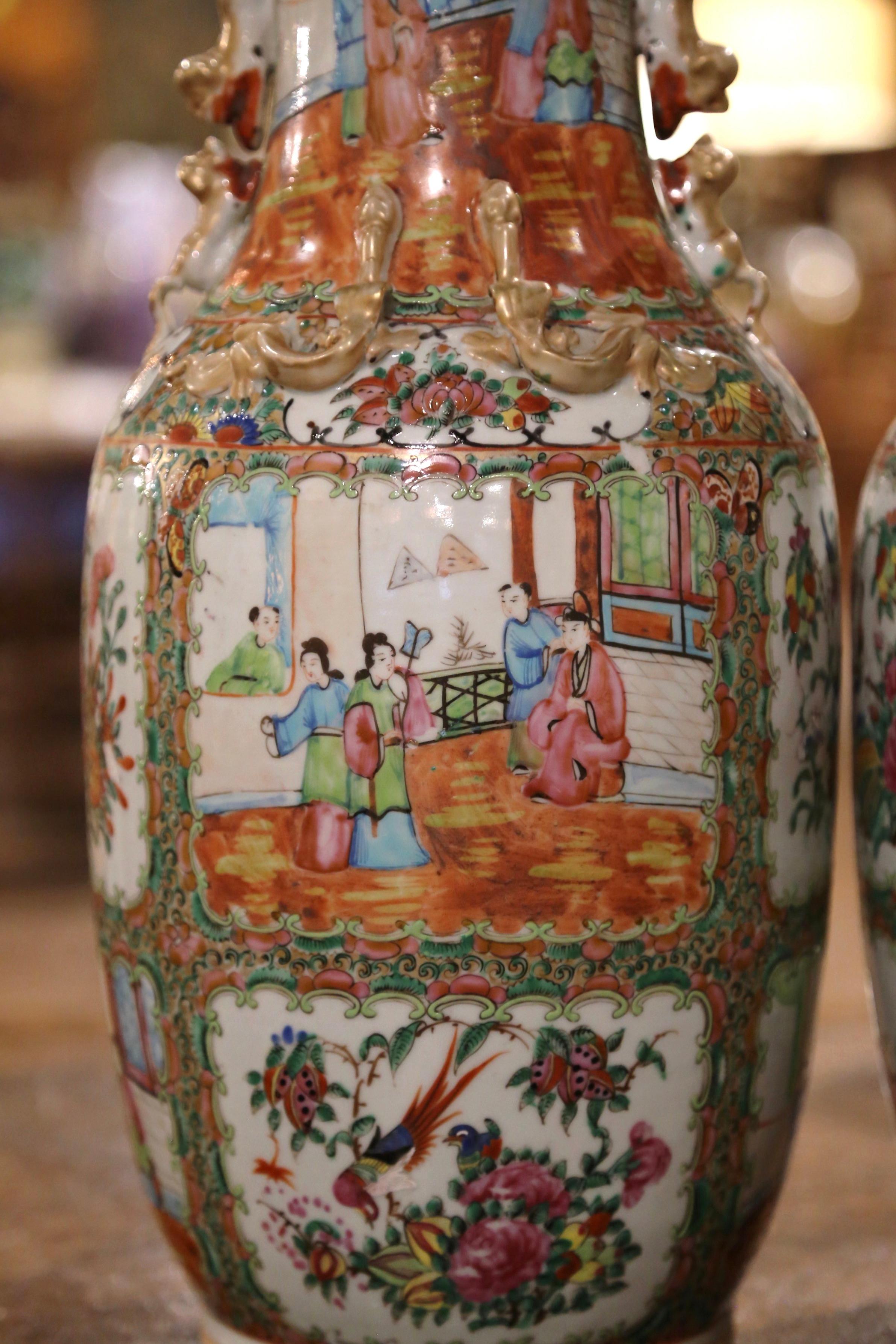 Porcelaine Paire de vases chinois du 19ème siècle en porcelaine polychrome et dorée avec médaillon en forme de rose