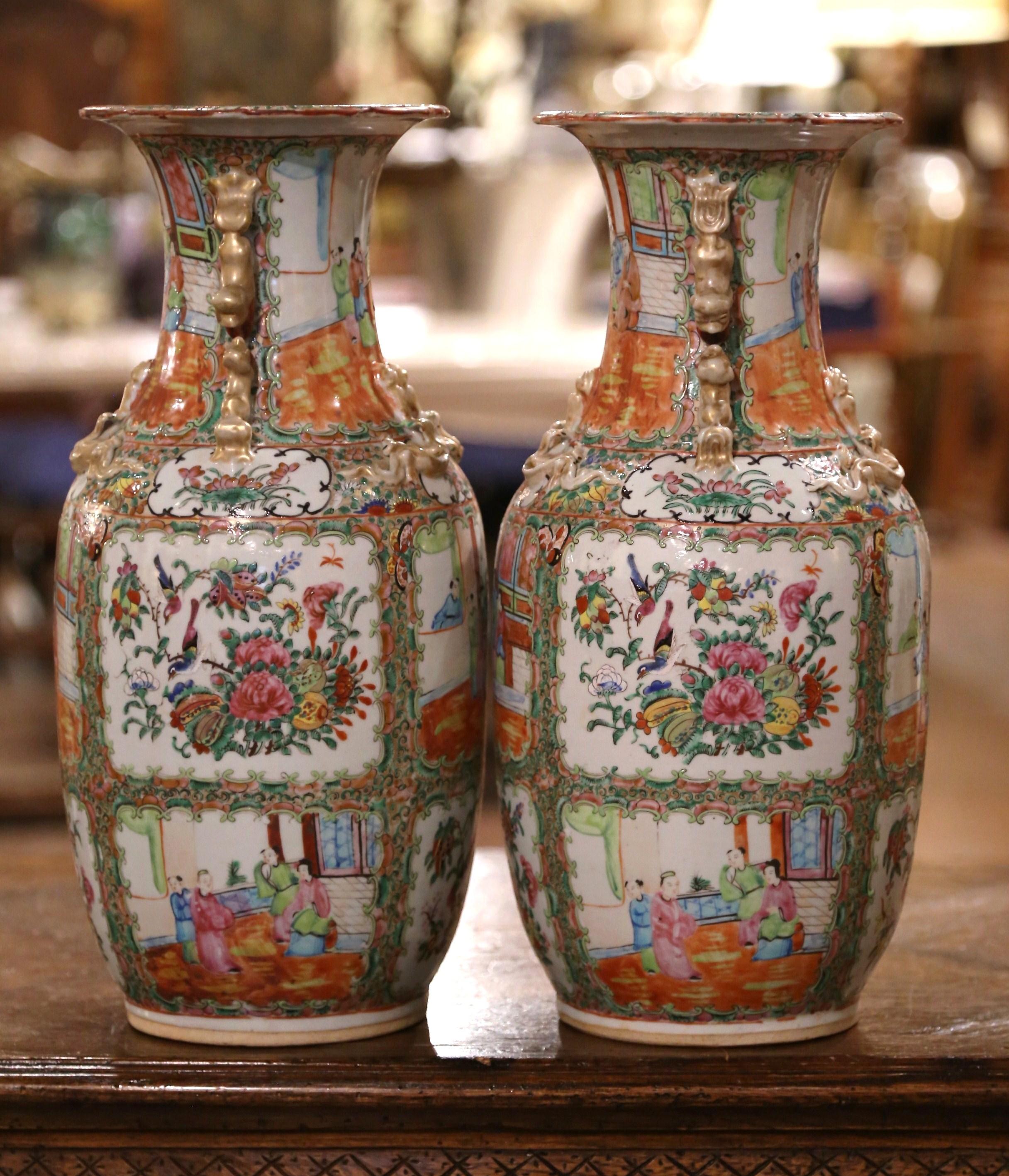 Paire de vases chinois du 19ème siècle en porcelaine polychrome et dorée avec médaillon en forme de rose 2