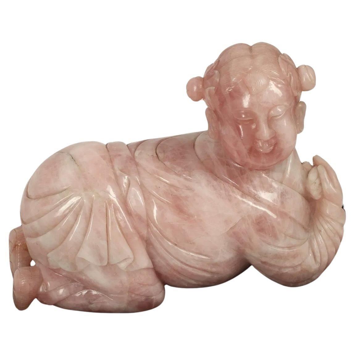 Una coppia di sculture figurative tradizionali intagliate a mano che raffigurano due ragazzi in una leggera posa Bālāsana con un'espressione sorridente e assonnata mentre si appoggiano sulle ginocchia e sui gomiti.
Le sculture sono realizzate in