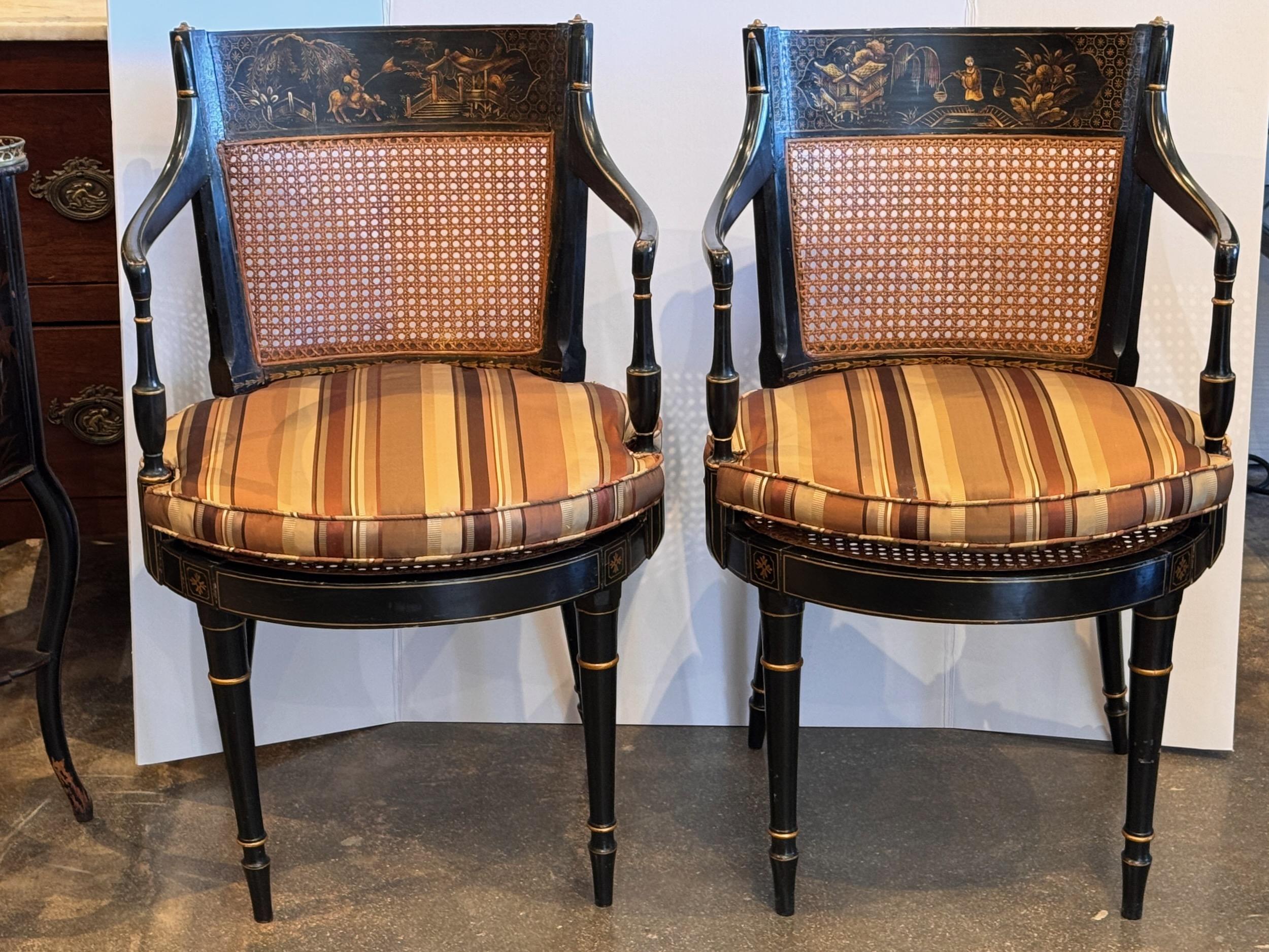 Paire de fauteuils décorés de Chinoiseries. Les dossiers et les sièges sont munis de cannes.
