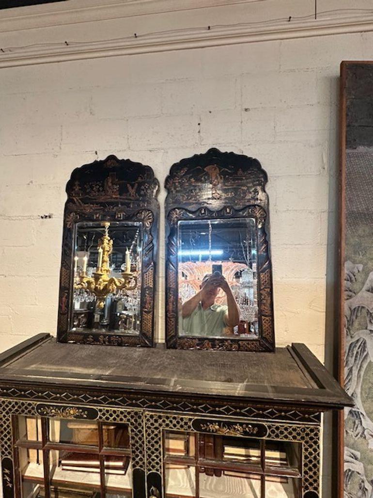 Feines Paar Chinoiserie-Spiegel aus dem 19. Jahrhundert mit originalem, abgeschrägtem Glas. Das ist ein schönes Statement!