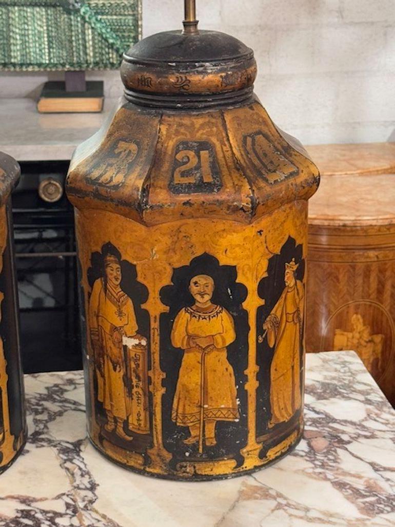 Eleganza del XIX secolo con questa raffinata coppia di lampade da tè Chinoiserie. Ogni lampada presenta un motivo unico di cineserie che aggiunge un tocco di fascino antico a qualsiasi ambiente. Le grandi dimensioni di questi pezzi li rendono