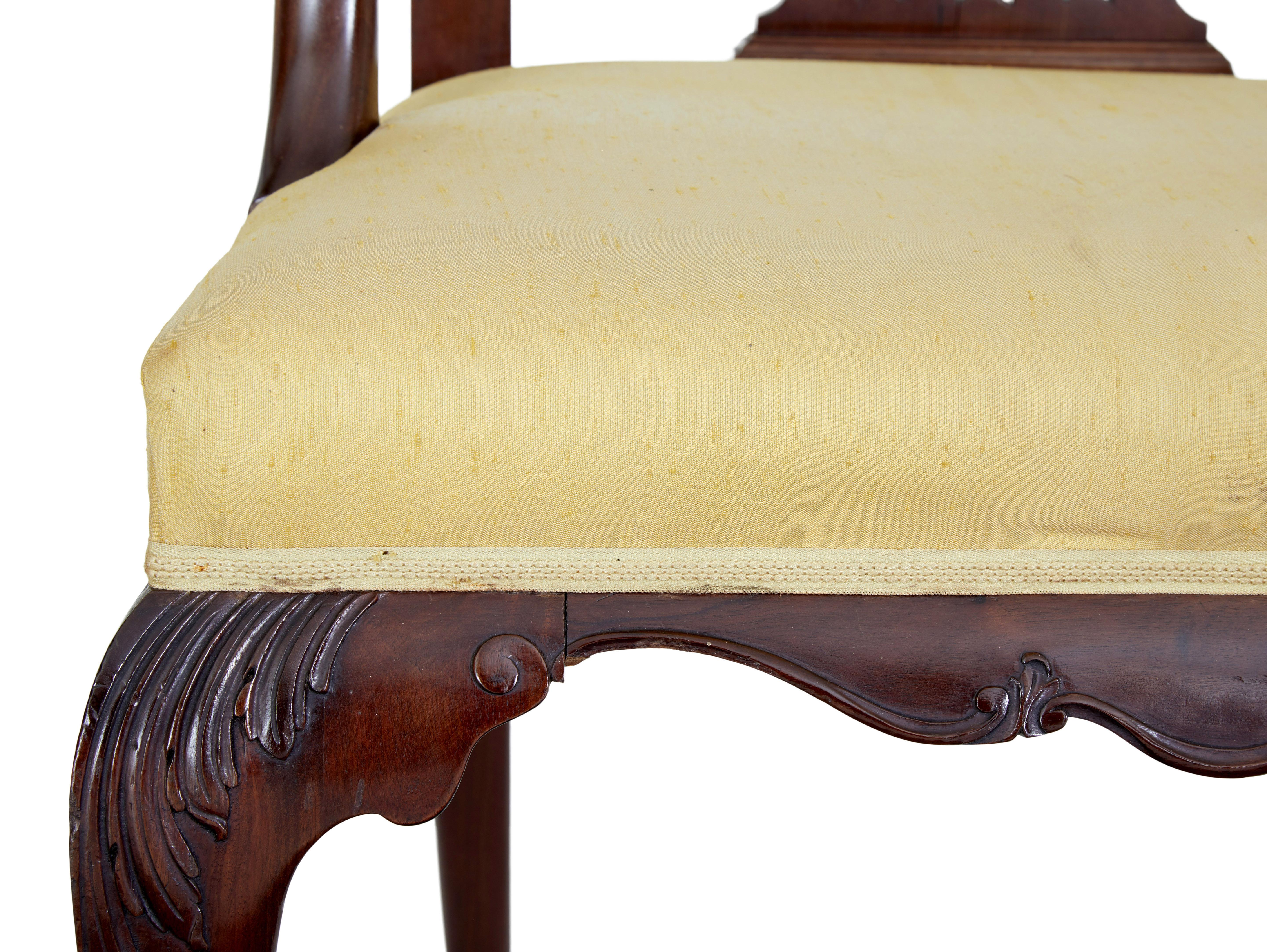 Coppia di poltrone in mogano di influenza chippendale del XIX secolo, circa 1890.

Elegante coppia di poltrone in mogano fortemente influenzate dal design chippendale, con schienali sagomati e braccioli intagliati con finitura a coccio di pastore.