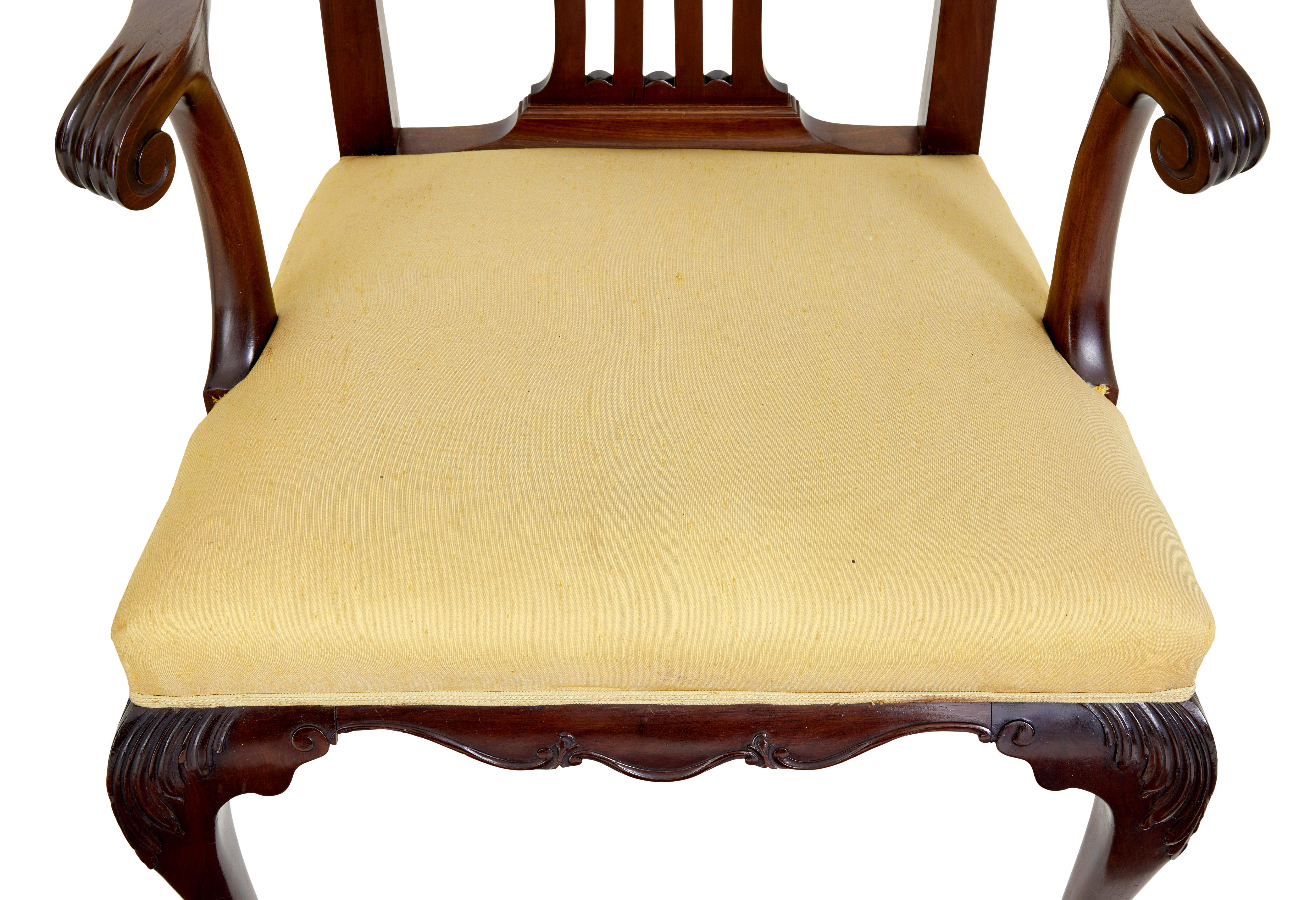 Intagliato Coppia di poltrone in mogano di design Chippendale del XIX secolo in vendita