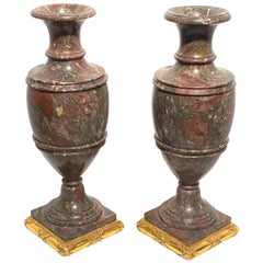 Paire de vases classiques en marbre rouge du 19ème siècle sur socle en bois doré