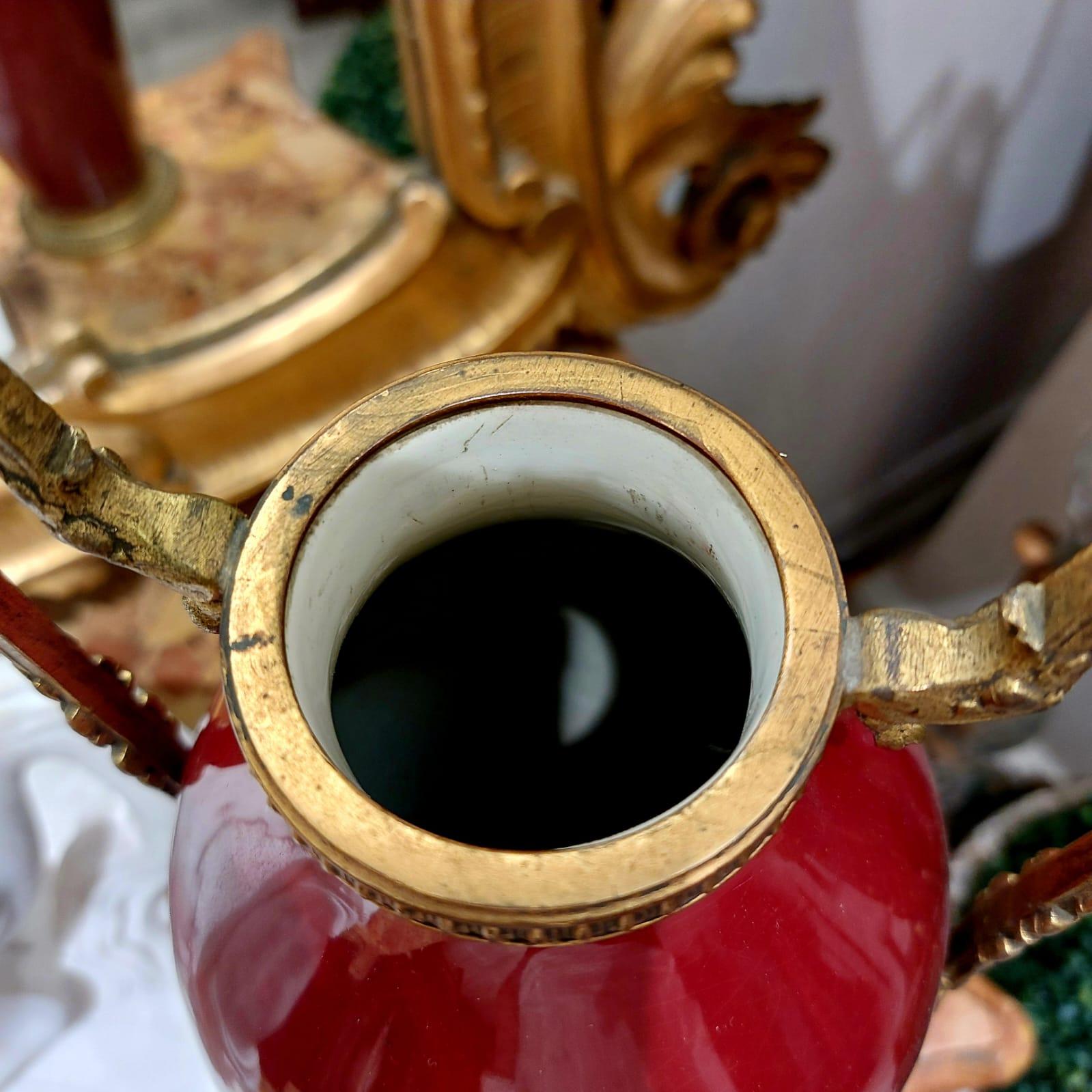 Coppia di vasi rossi in stile classico del XIX secolo con accenti in bronzo dorato in vendita 3