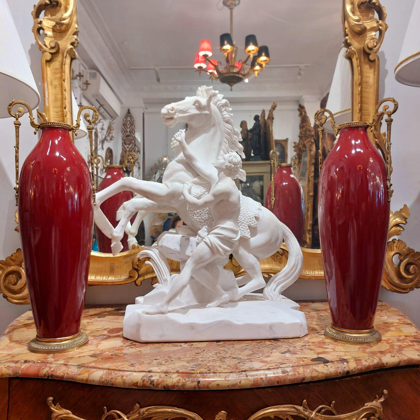 Coppia di vasi rossi in stile classico del XIX secolo con accenti in bronzo dorato in vendita 4
