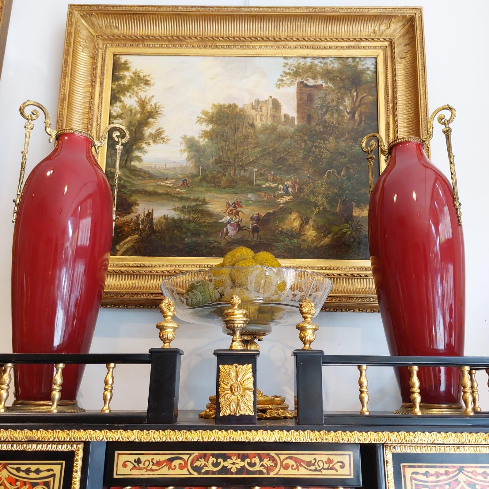 Neoclassico Coppia di vasi rossi in stile classico del XIX secolo con accenti in bronzo dorato in vendita
