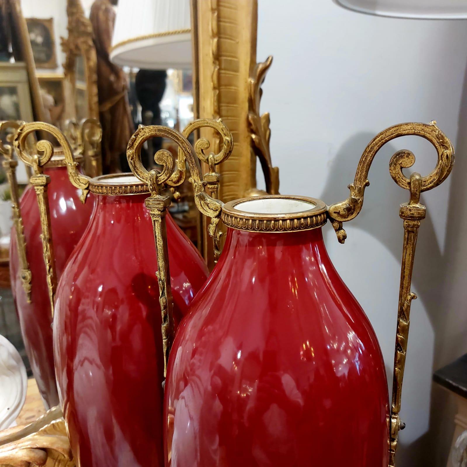 Francese Coppia di vasi rossi in stile classico del XIX secolo con accenti in bronzo dorato in vendita