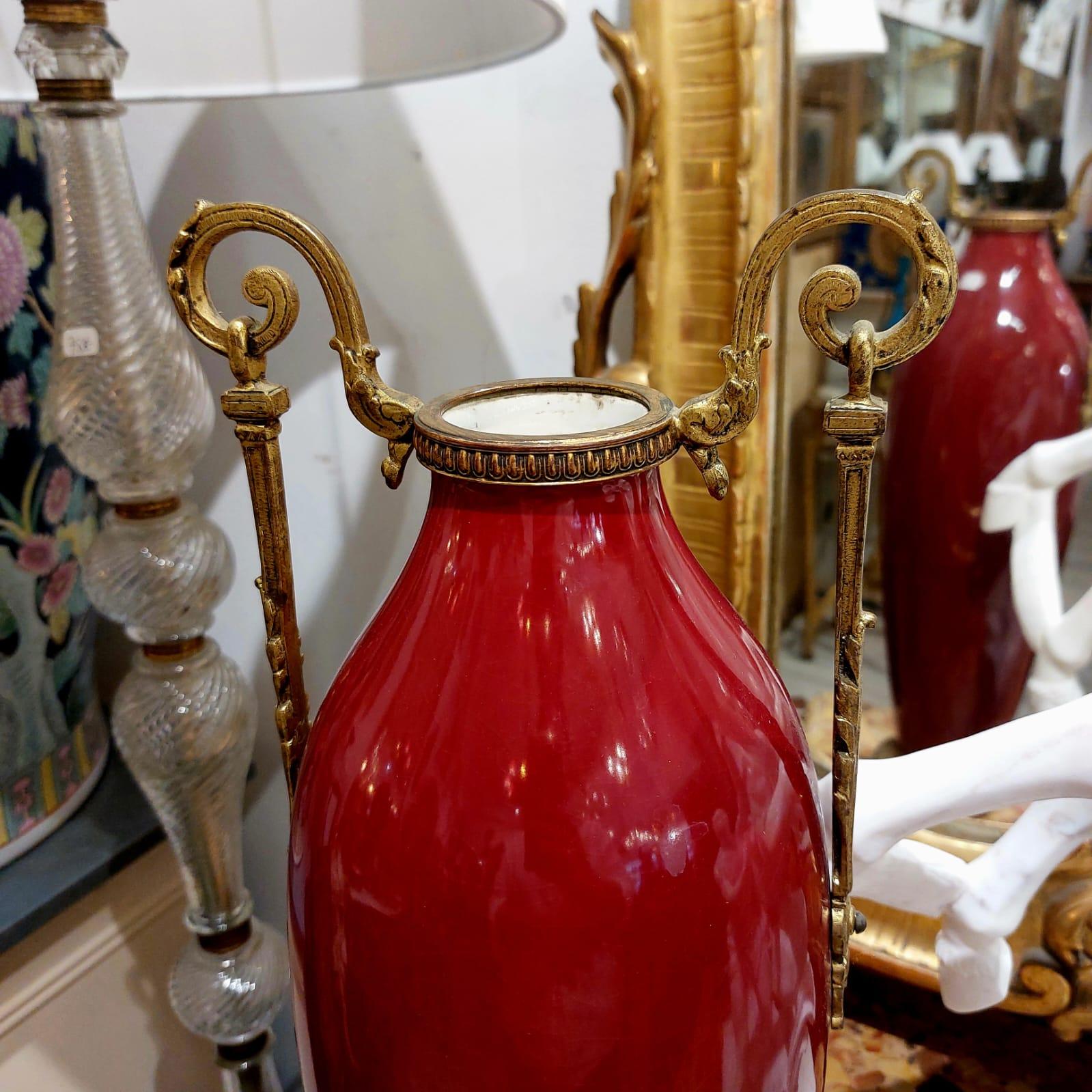 Coppia di vasi rossi in stile classico del XIX secolo con accenti in bronzo dorato In condizioni buone in vendita a NICE, FR