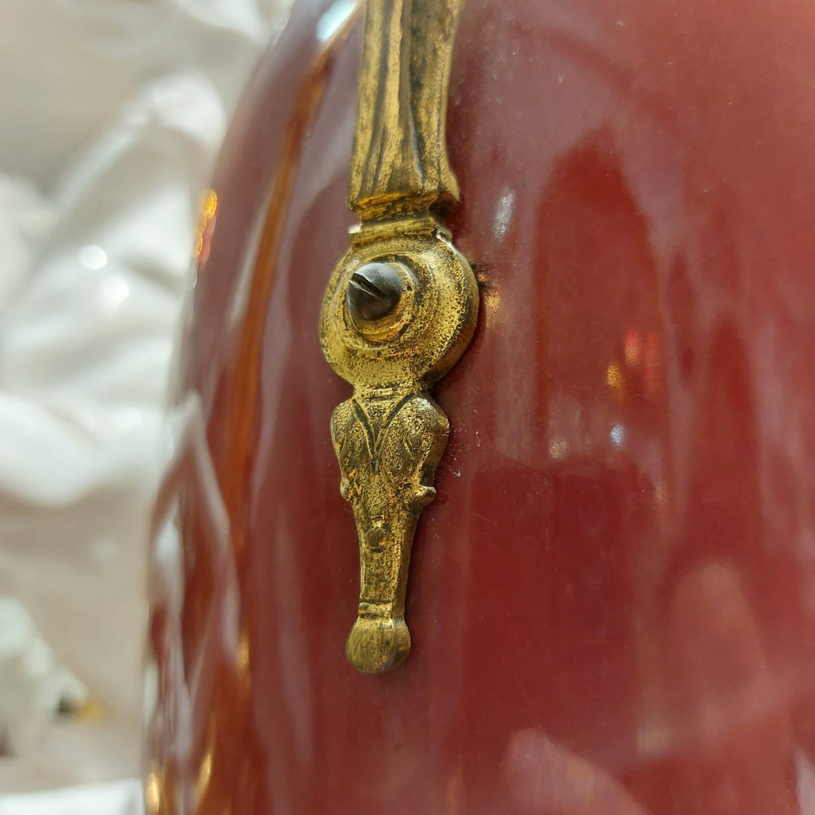 Bronzo Coppia di vasi rossi in stile classico del XIX secolo con accenti in bronzo dorato in vendita