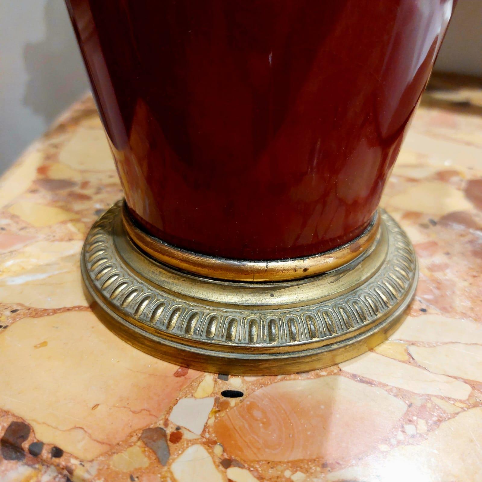 Coppia di vasi rossi in stile classico del XIX secolo con accenti in bronzo dorato in vendita 2
