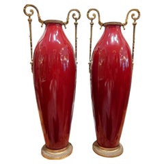 Paire de vases rouges de style Classic du 19e siècle avec accents en bronze doré