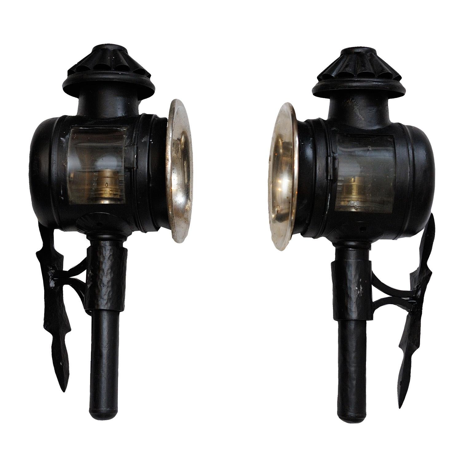 A pair of 19th century coach lamps with brackets, now converted to electricity and PAT tested, suitable for interior or exterior use, circa 1860.
Measures: Height 42cm (16.5