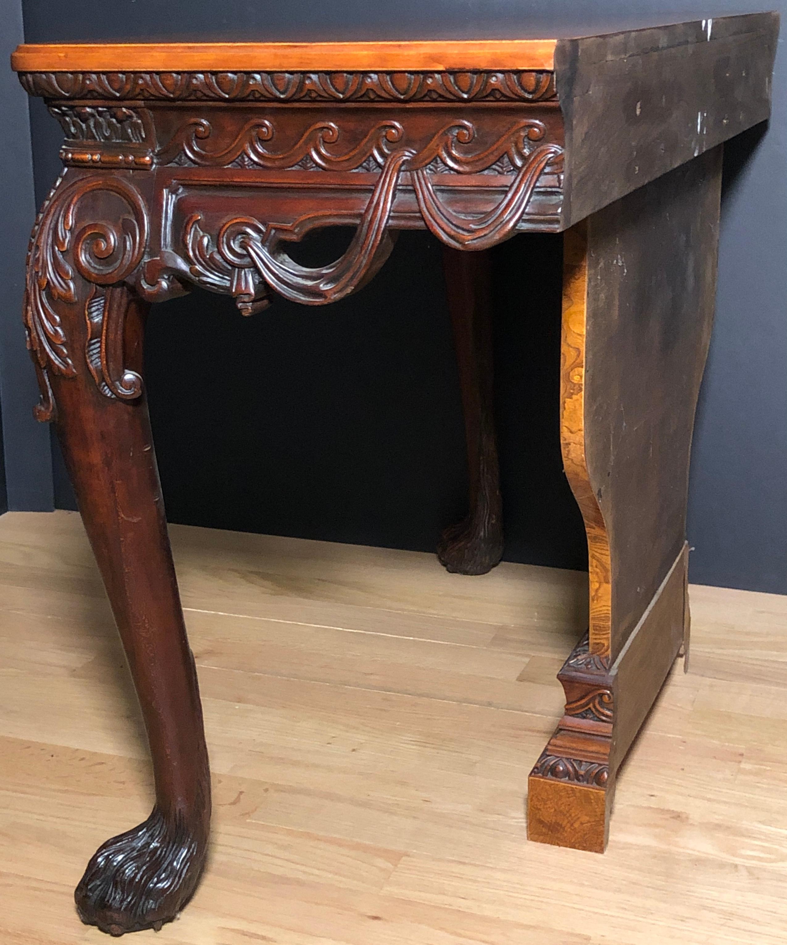 Ein Paar Konsolentische im George-II-Stil des 19. Jahrhunderts (Wurzelholz) im Angebot