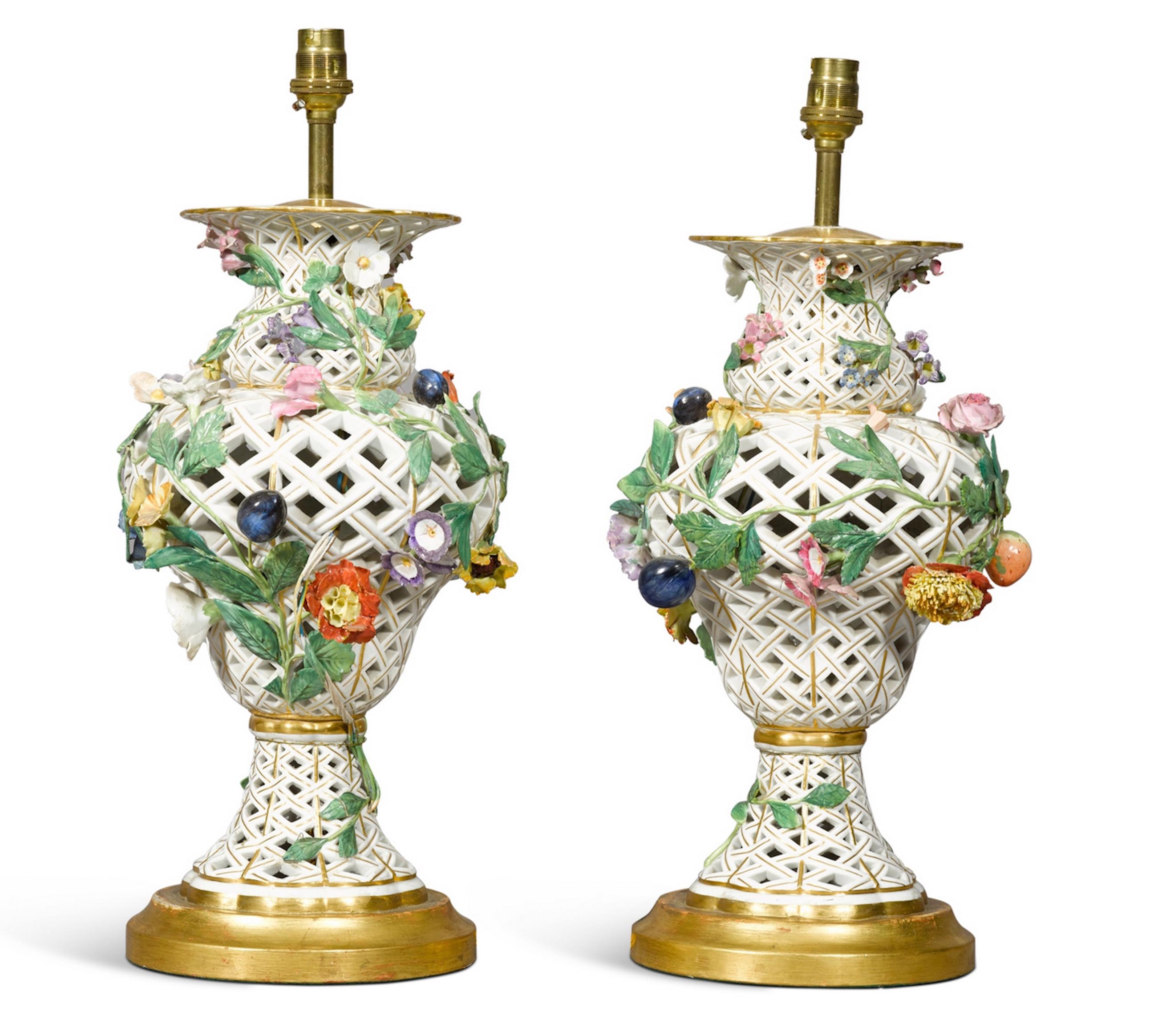 Français Paire de lampes de table antiques de style Meissen continental du 19e siècle  en vente