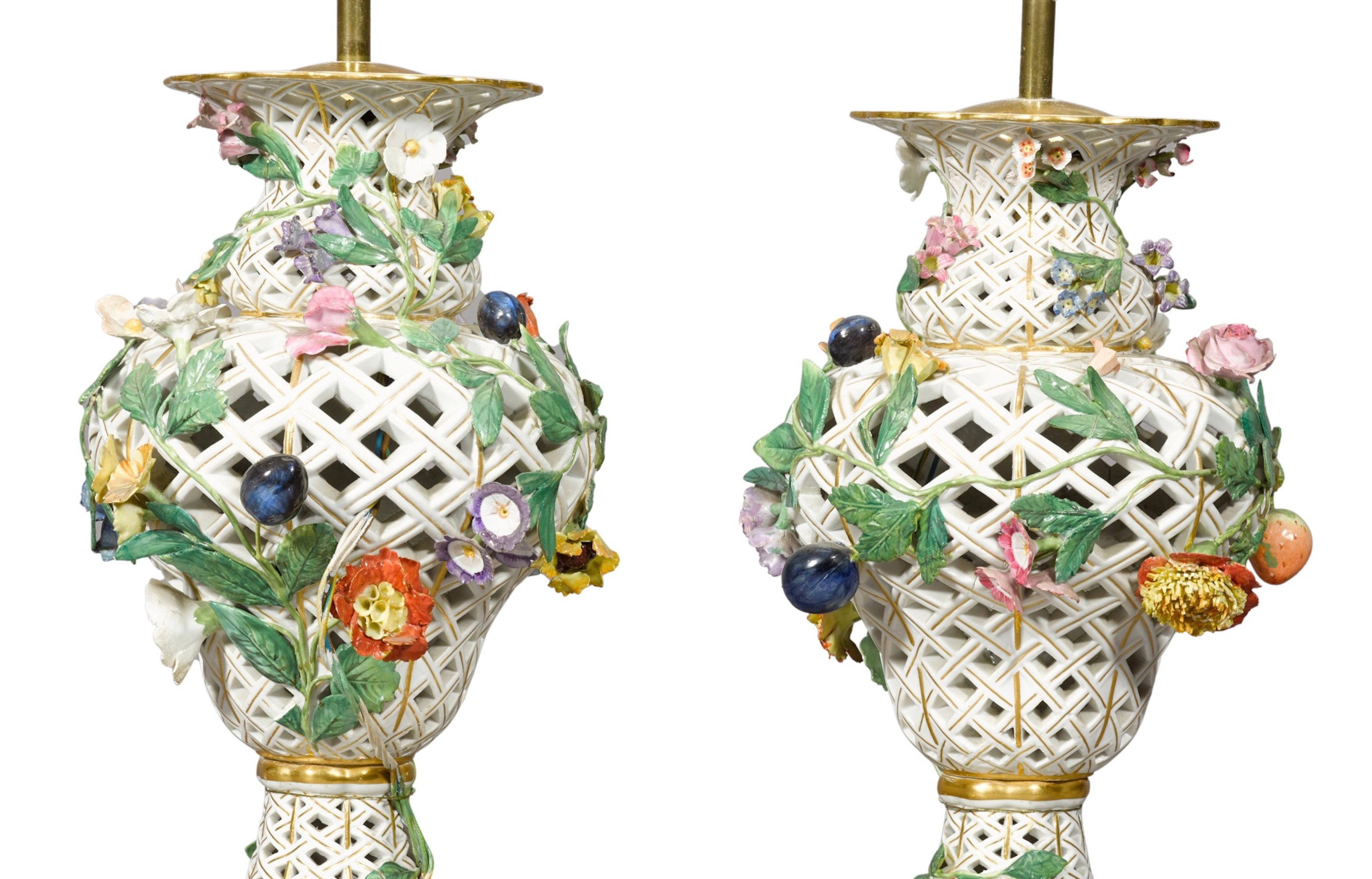 Paar antike kontinentale Tischlampen im Meissener Stil des 19. Jahrhunderts  (Glasiert) im Angebot