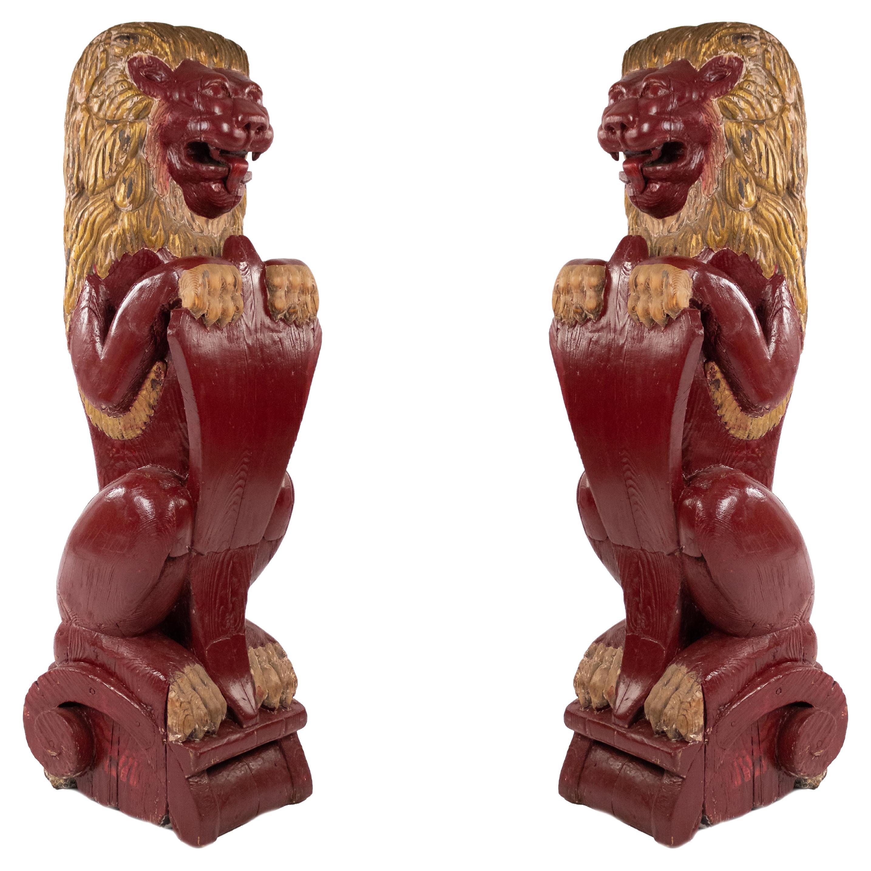 Paire de lions en pin peints en rouge de style néerlandais continental du 19ème siècle en vente
