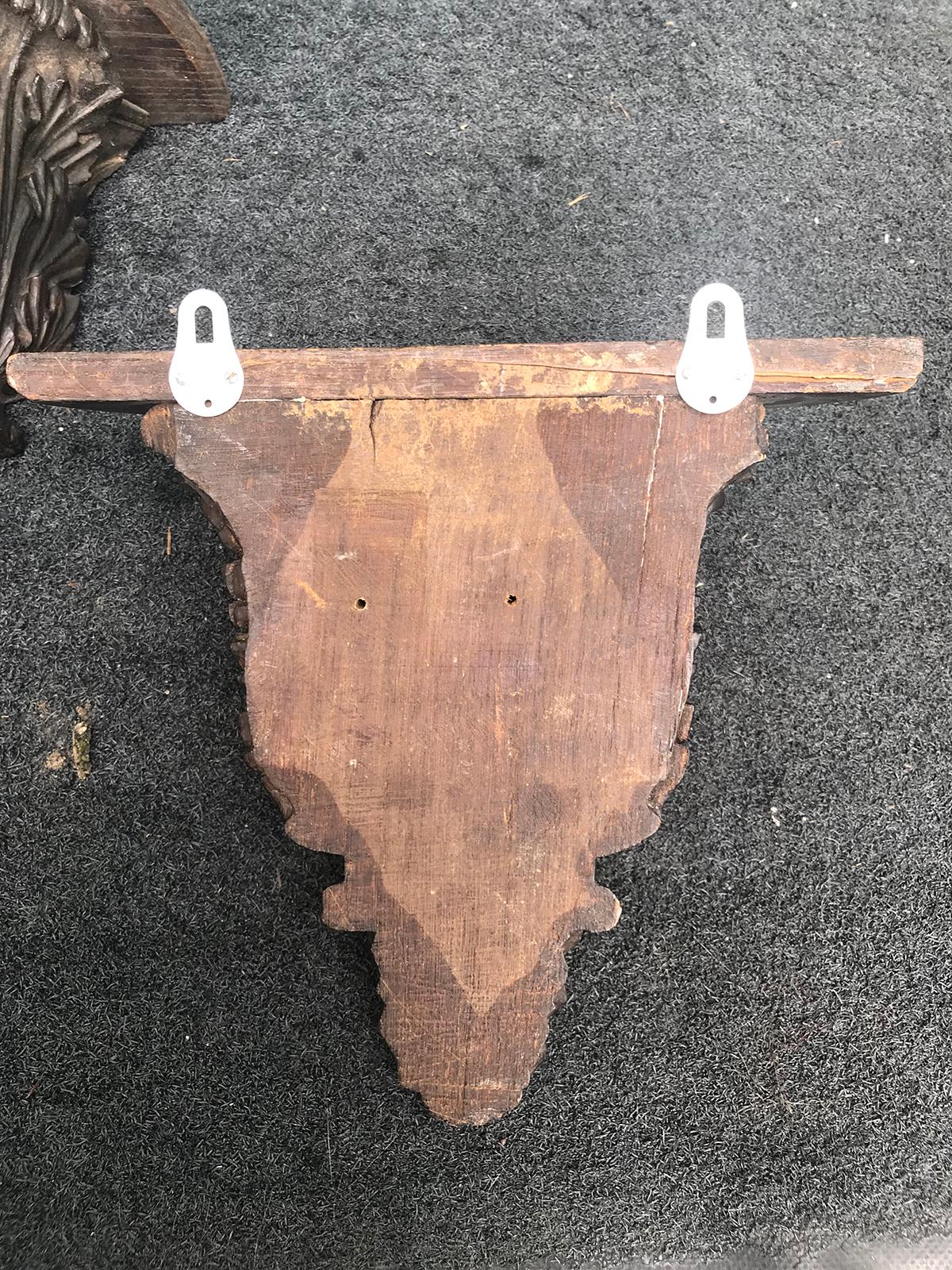 Pair of 19th Century Continental Finley Craved Brackets In Good Condition For Sale In Atlanta, GA